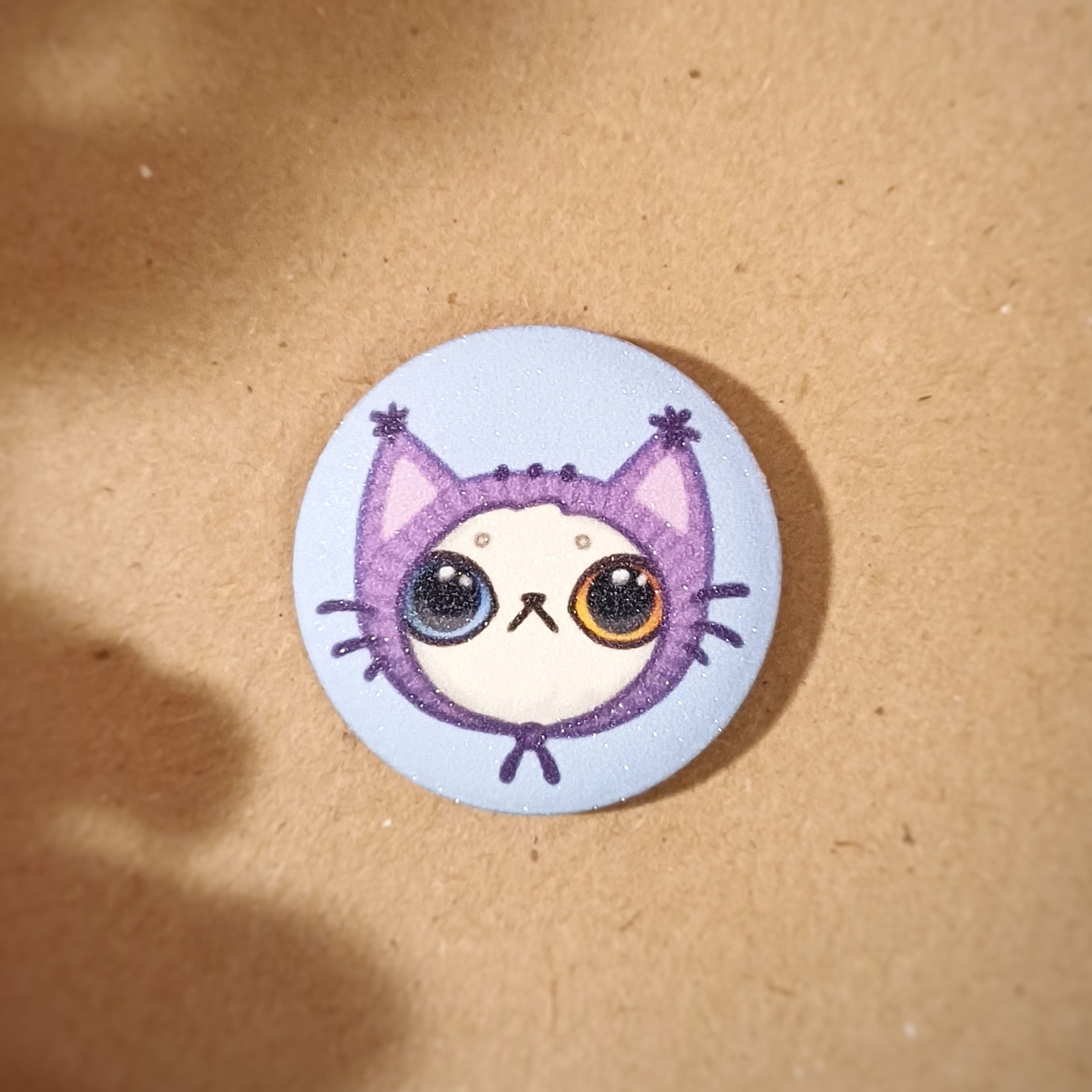 Значок 25 мм "белый котик в шапочке"