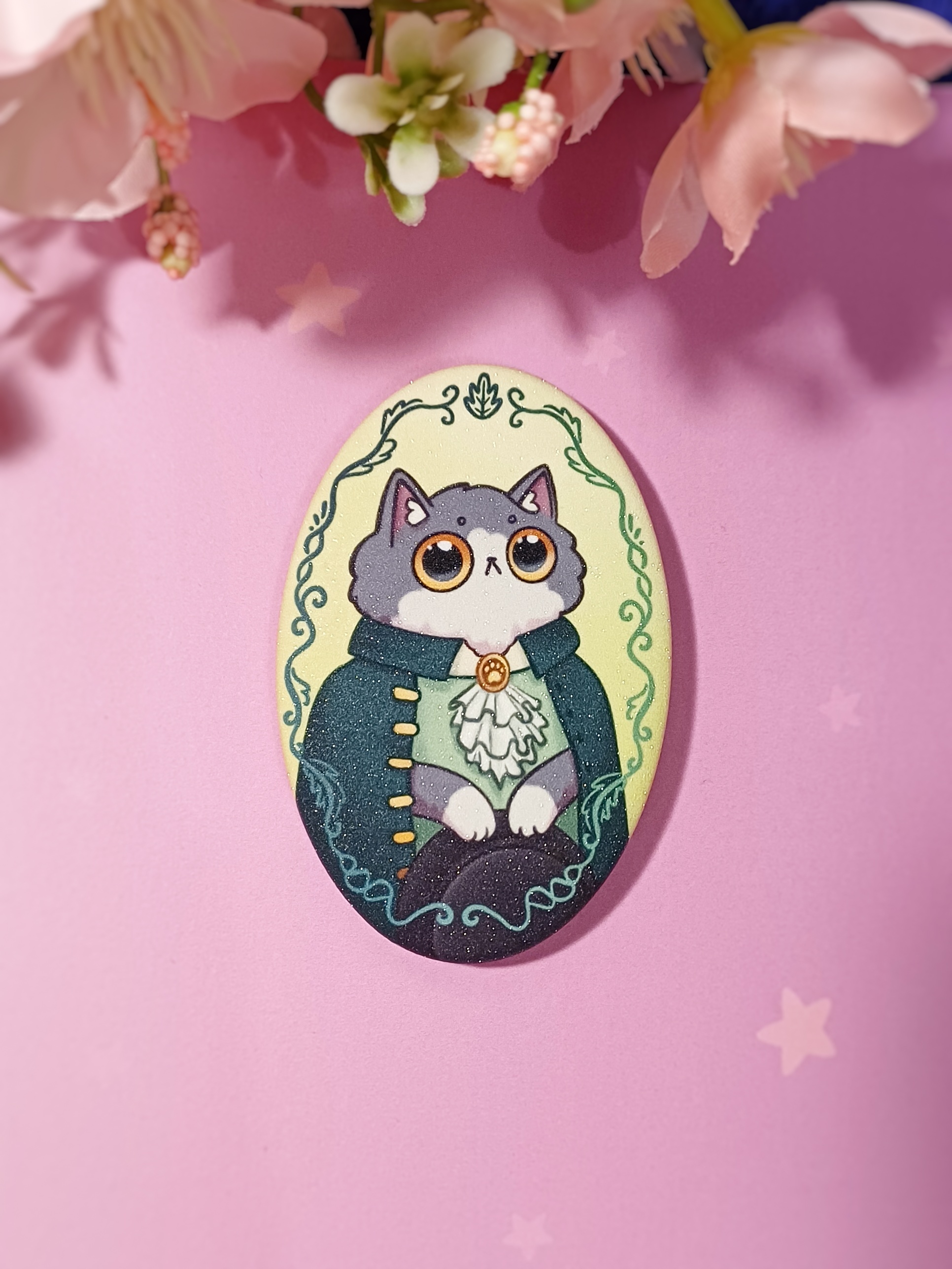 Значок овал "серый кот в плаще"