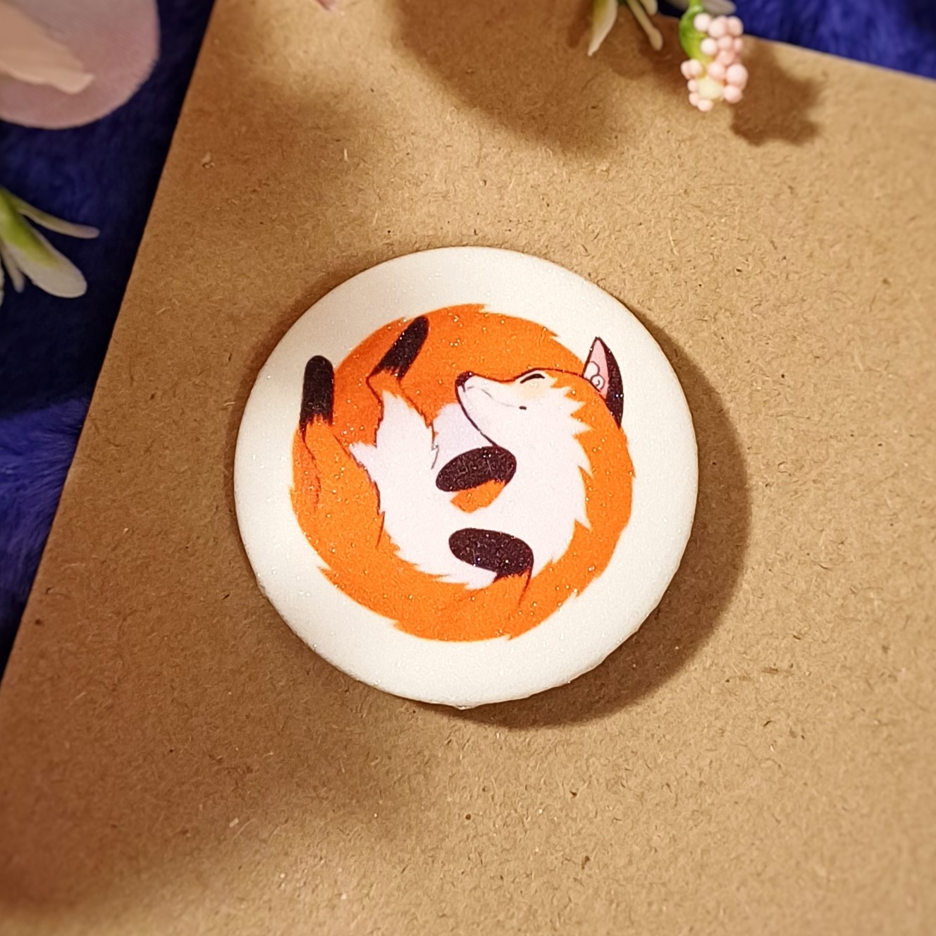 Значок 37 мм "Лиса спит большая"