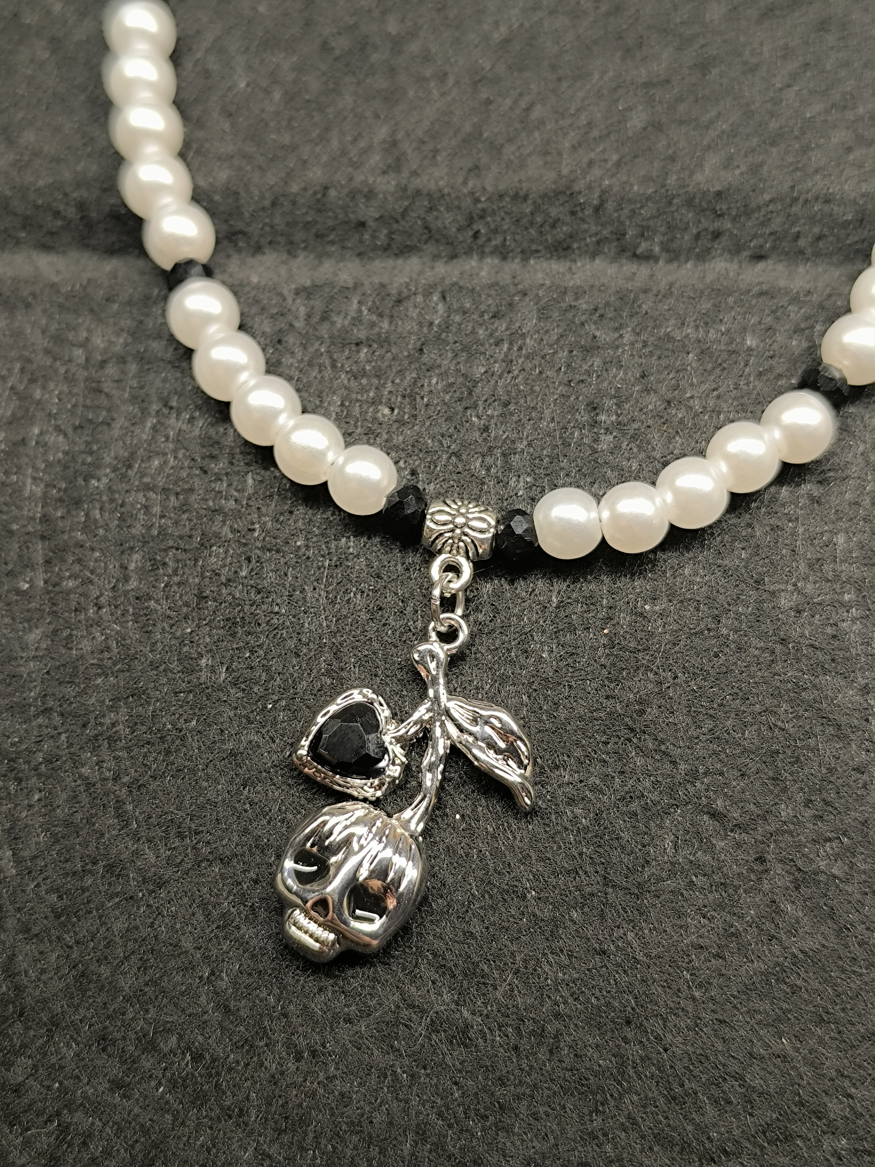 Ожерелье черное череп вишенка
