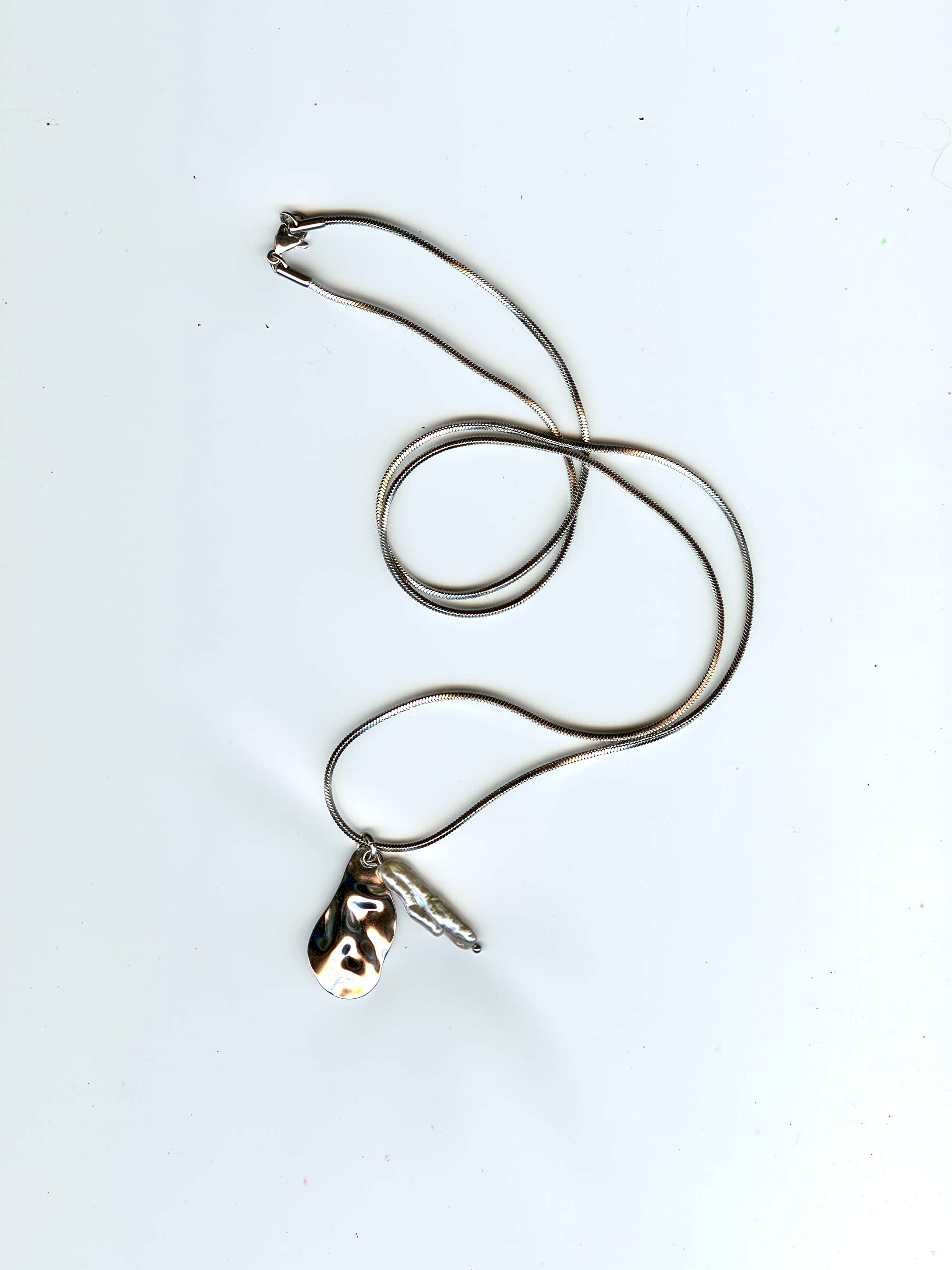 Подвеска «Монстера». Серый. Длина: 70 см