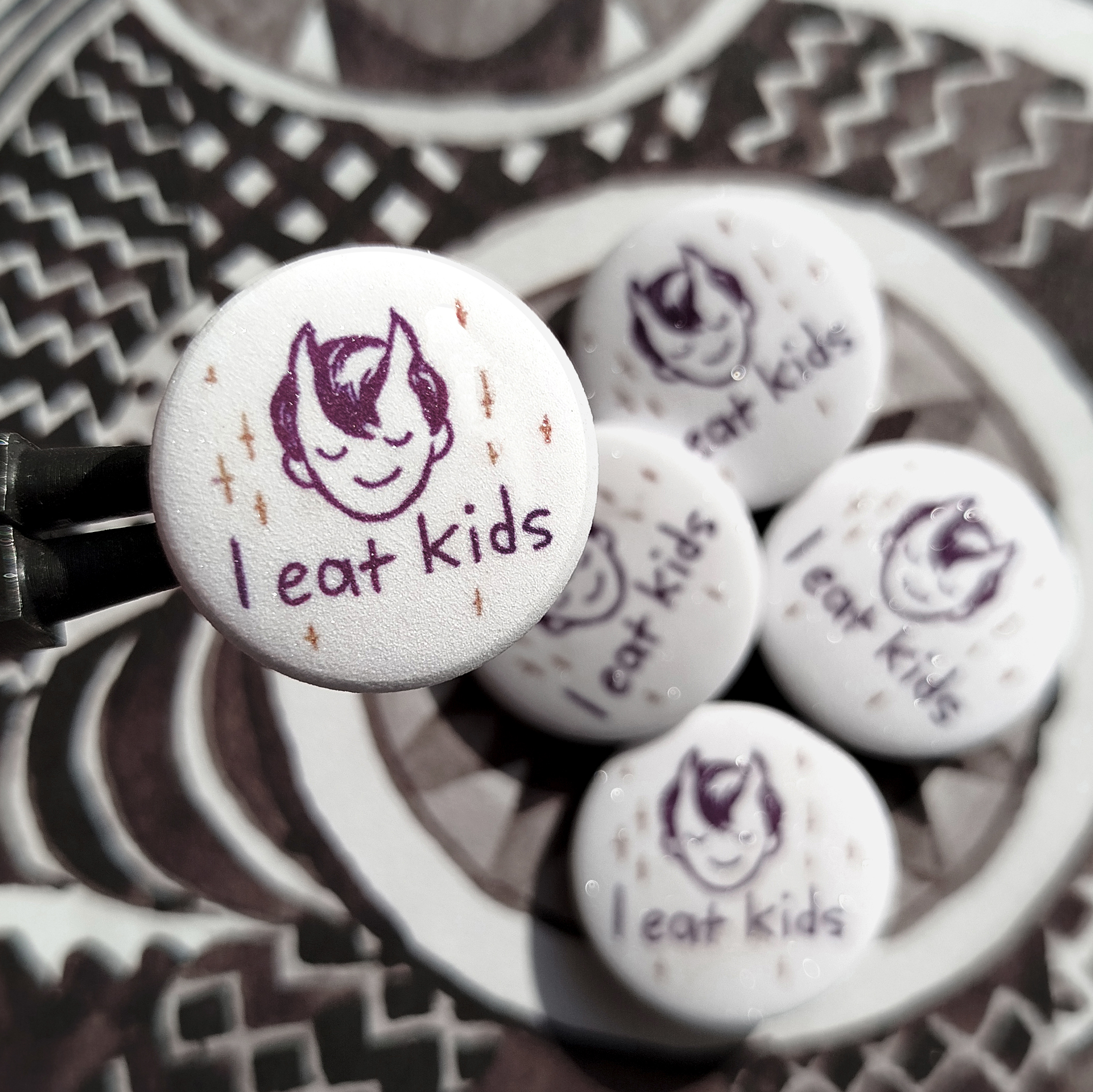 Значок I eat Kids