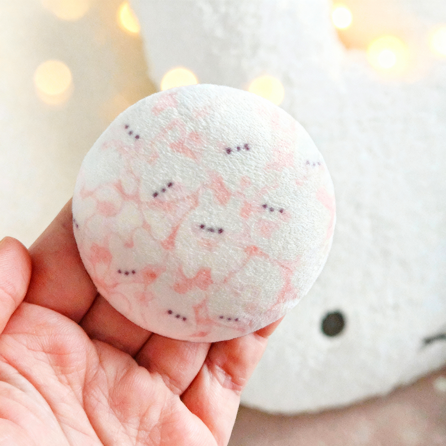 Значок плюшевый зайцы