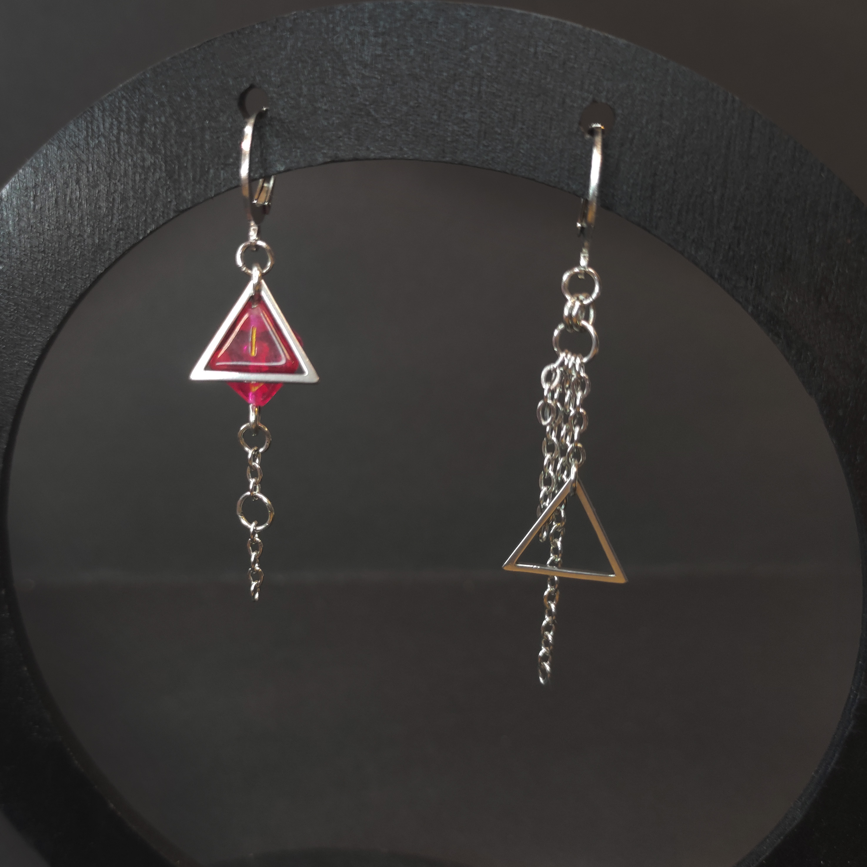 Серьги dnd "D8" красные (нерж. сталь)