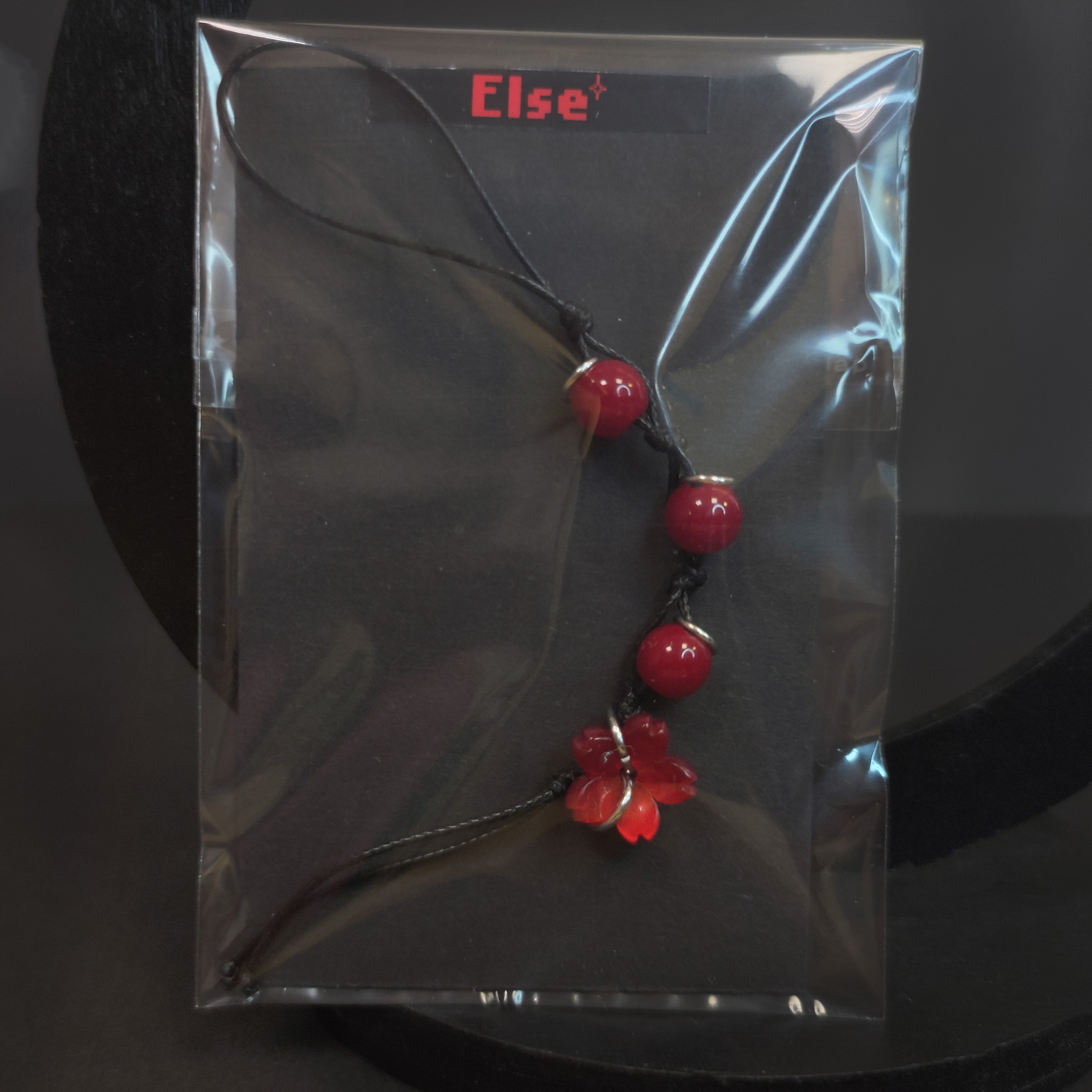 Брелок на нити красный