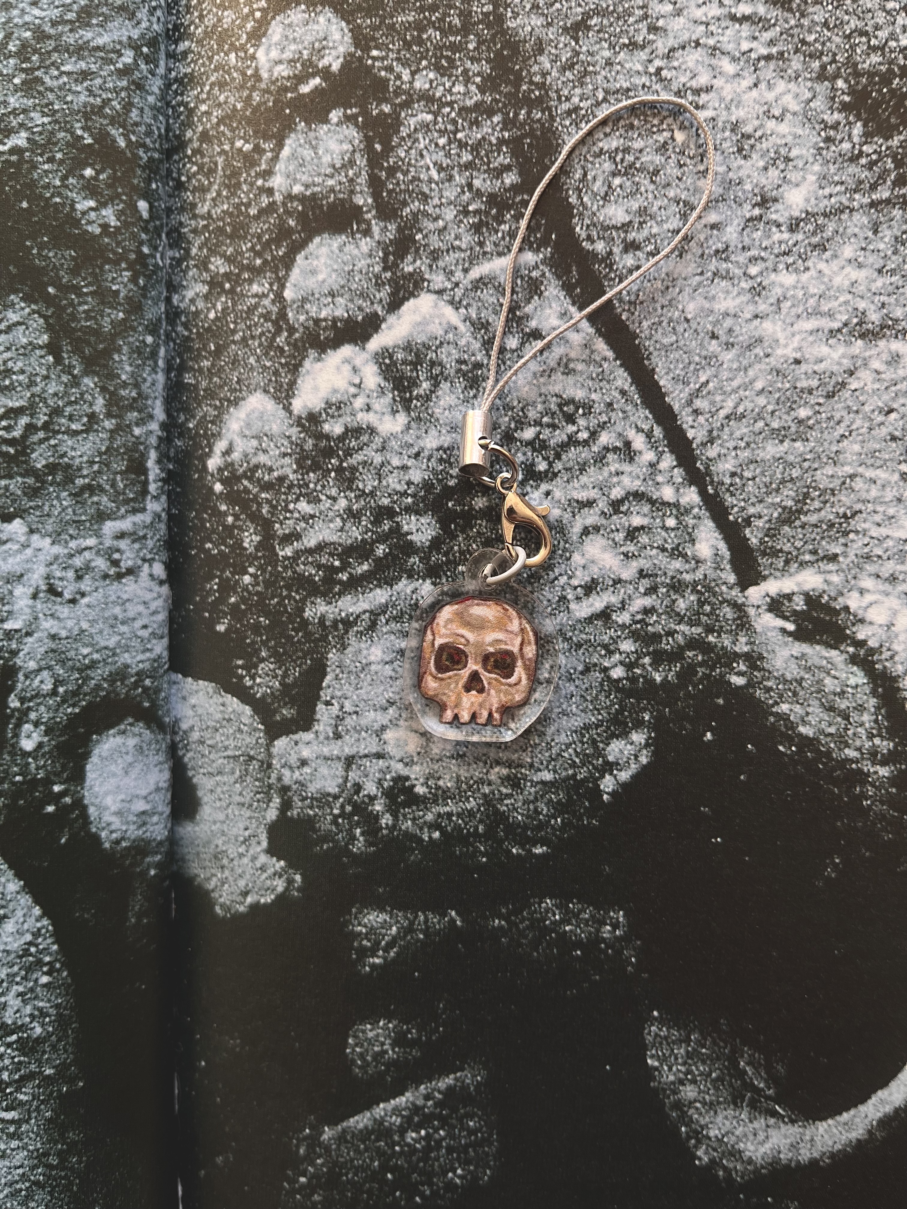 Брелок акриловый хеллоуин.череп