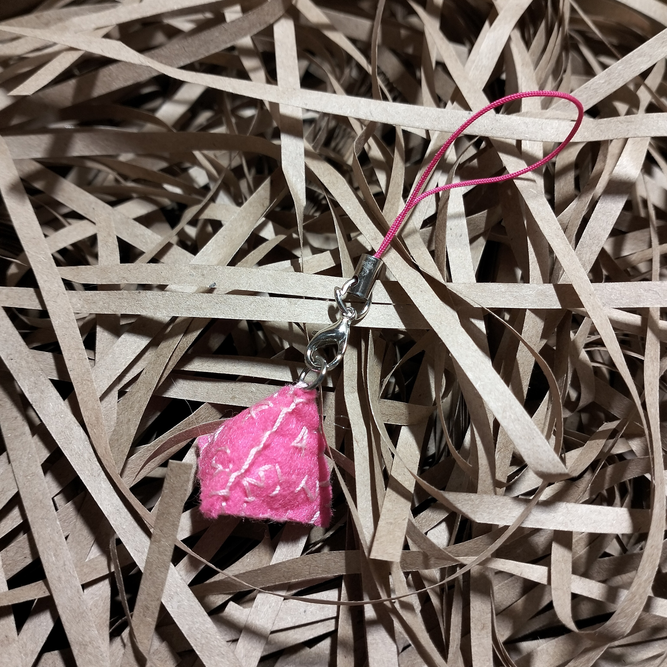 Брелок фетровый дайс d4 DnD (розовый)