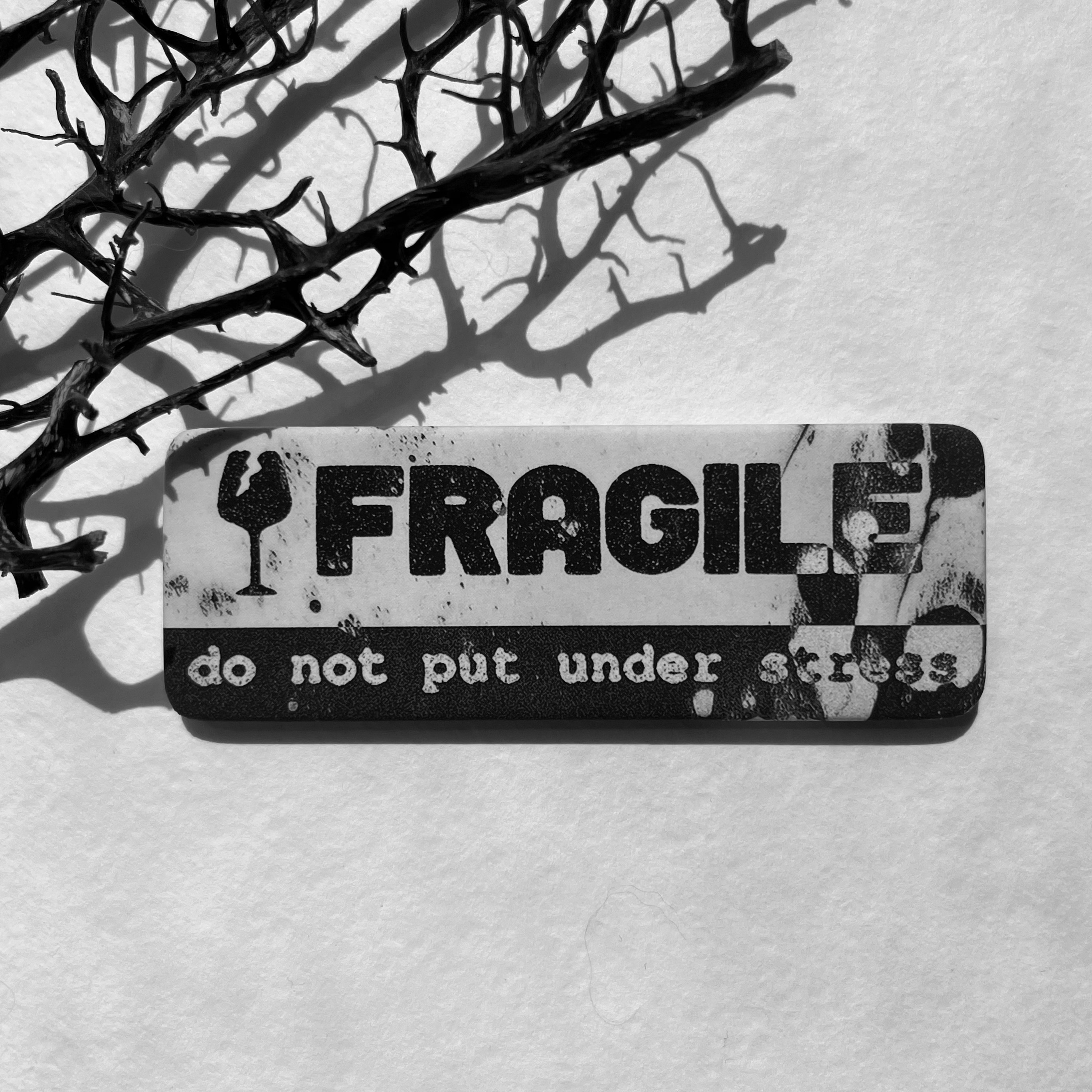 Бейдж хрупкий