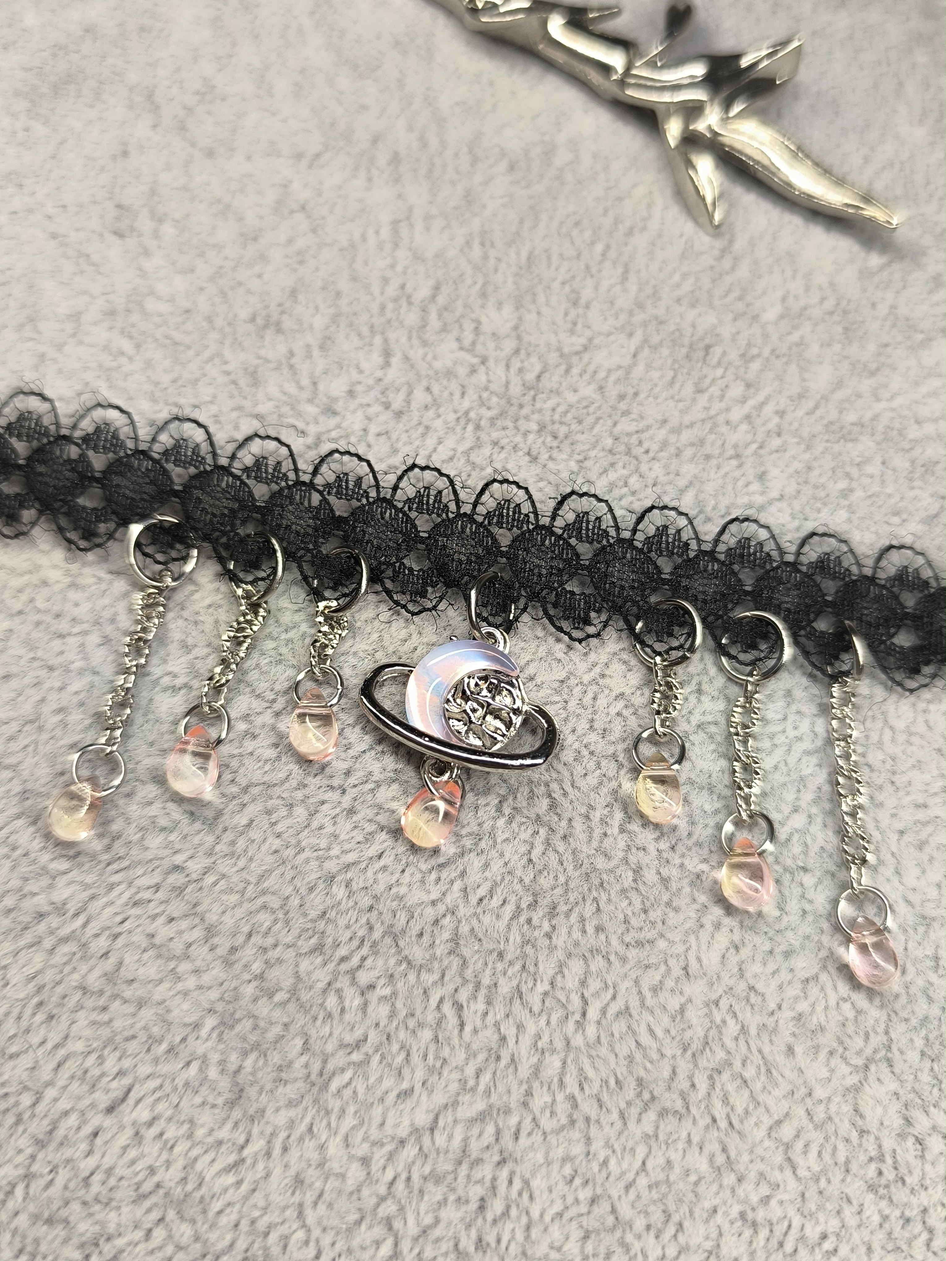 Чокер бледно-розовый месяц с каплей