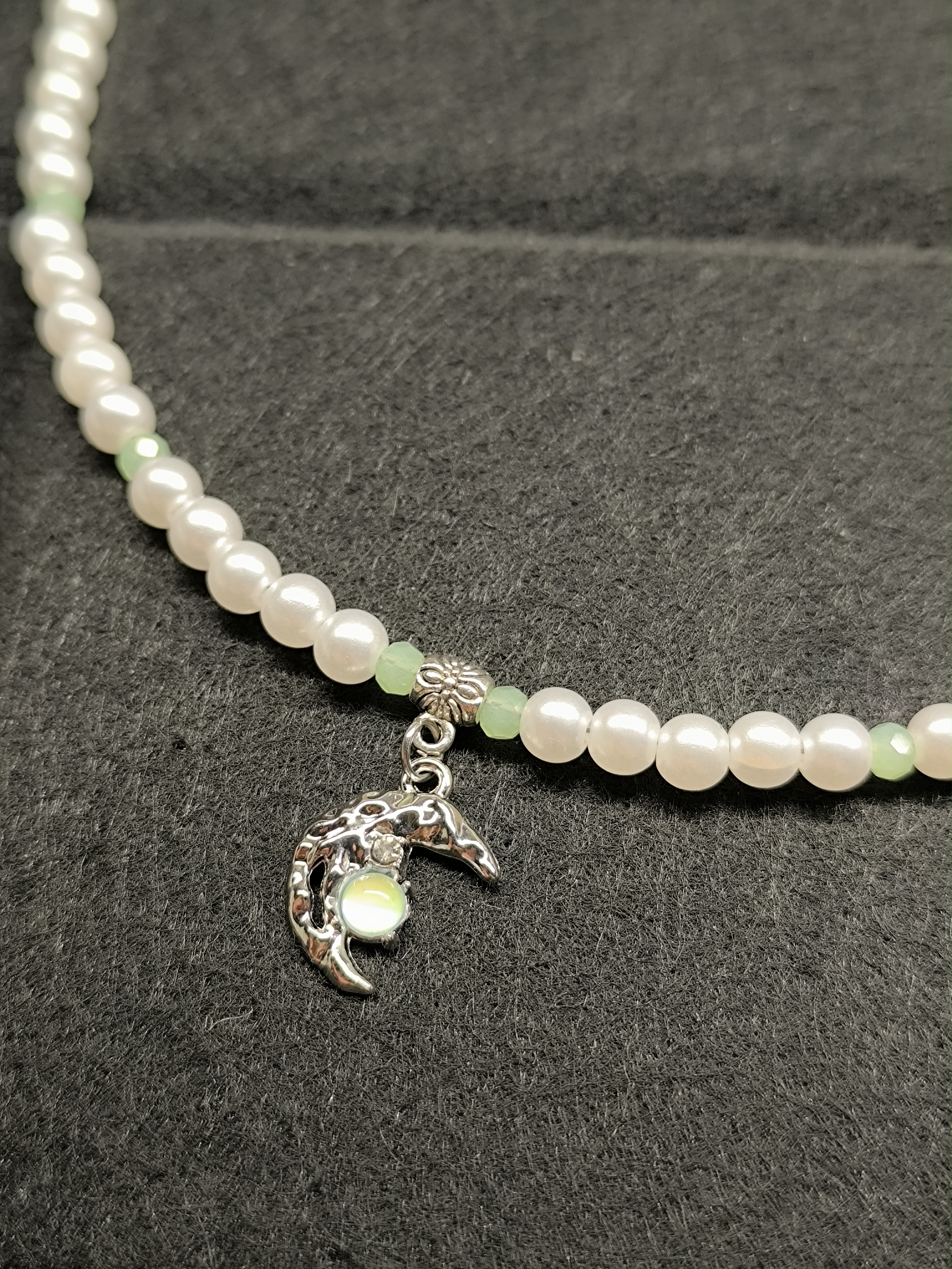 Ожерелье зелёный полумесяц