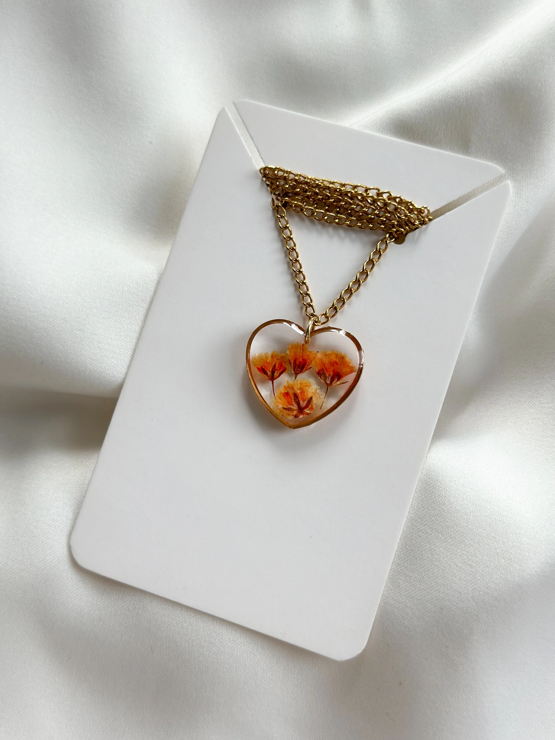 Кулон сердце с оранжевой гипсофилой