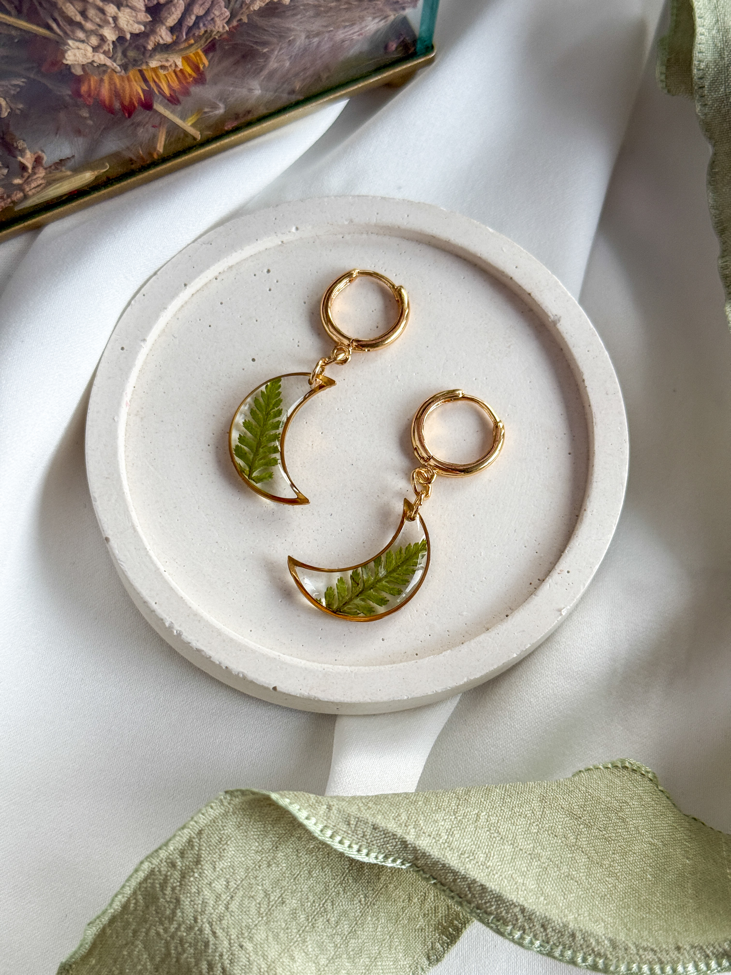 Серьги-полумесяцы с папоротников