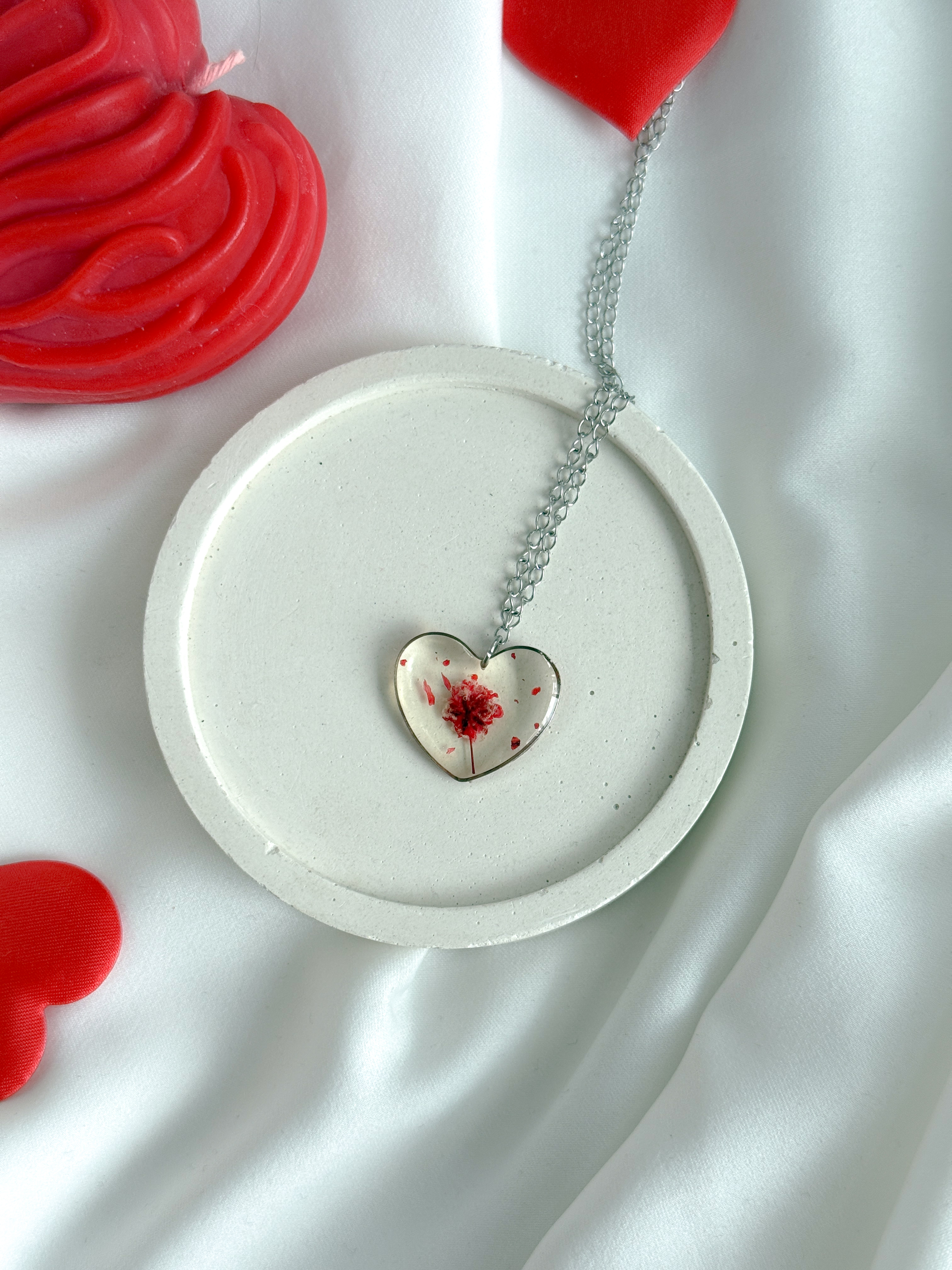 Кулон сердце с красной гипсофилой