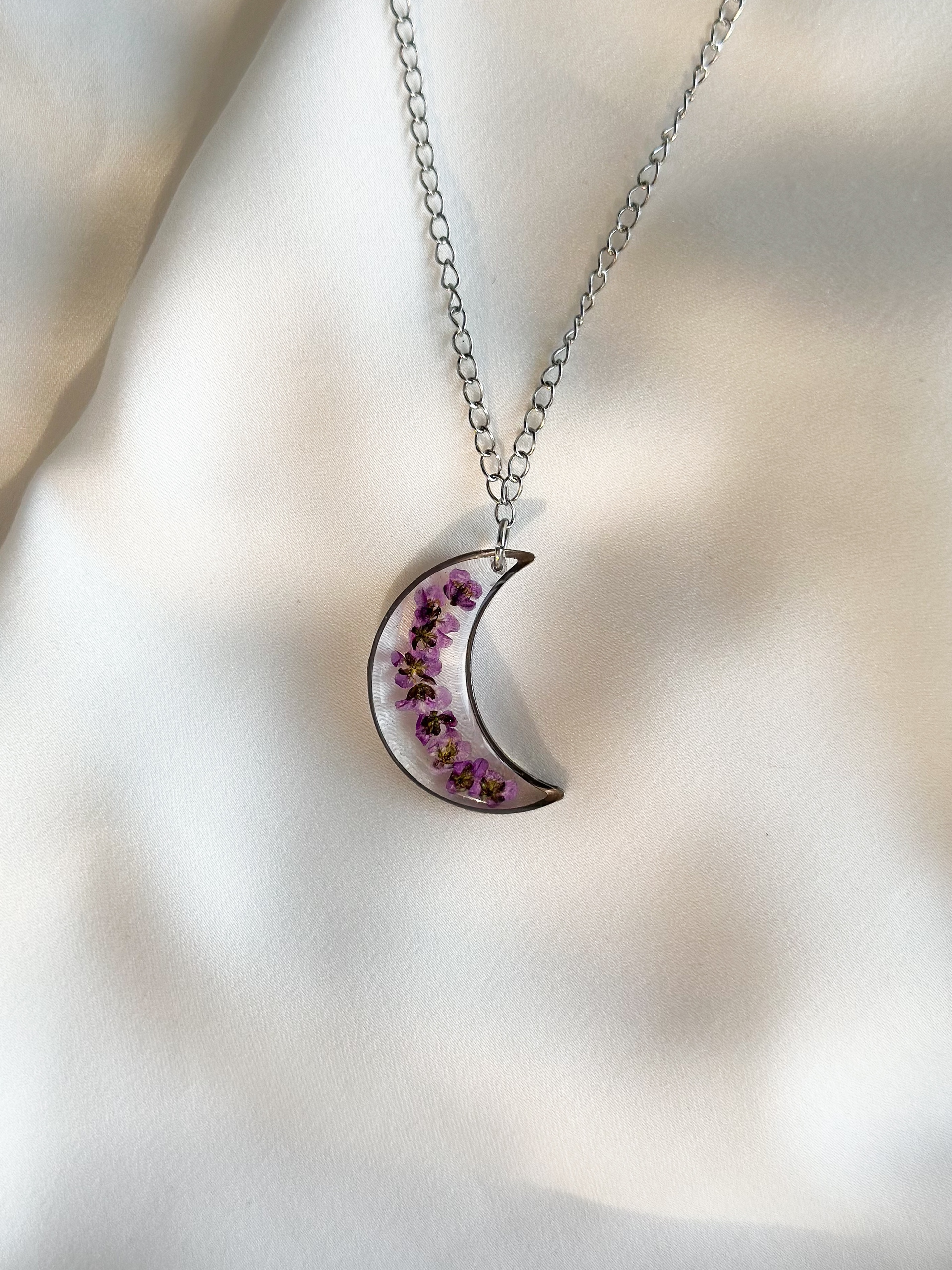Кулон-полумесяц с алиссумом
