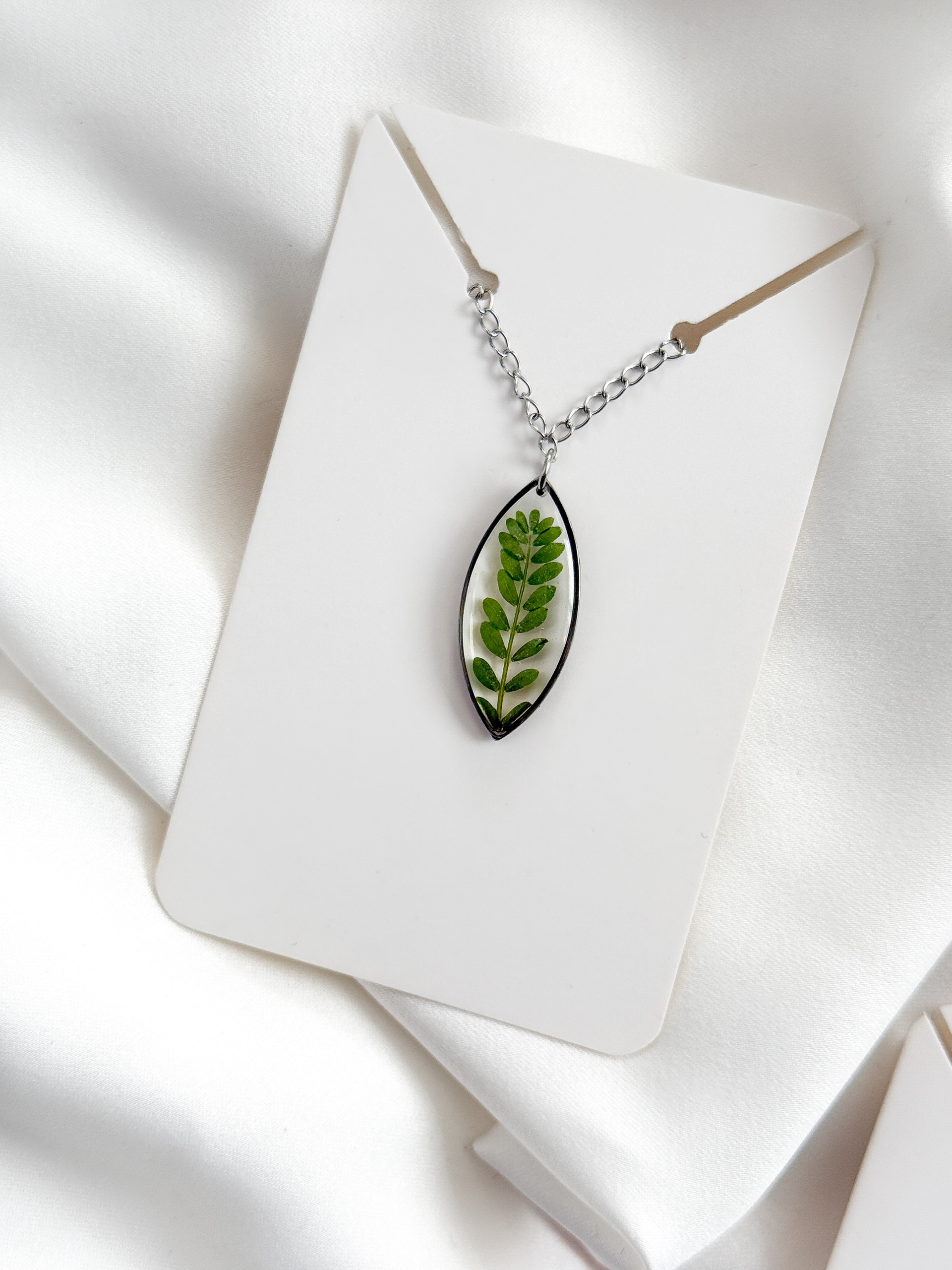 Кулон с зелеными листьями
