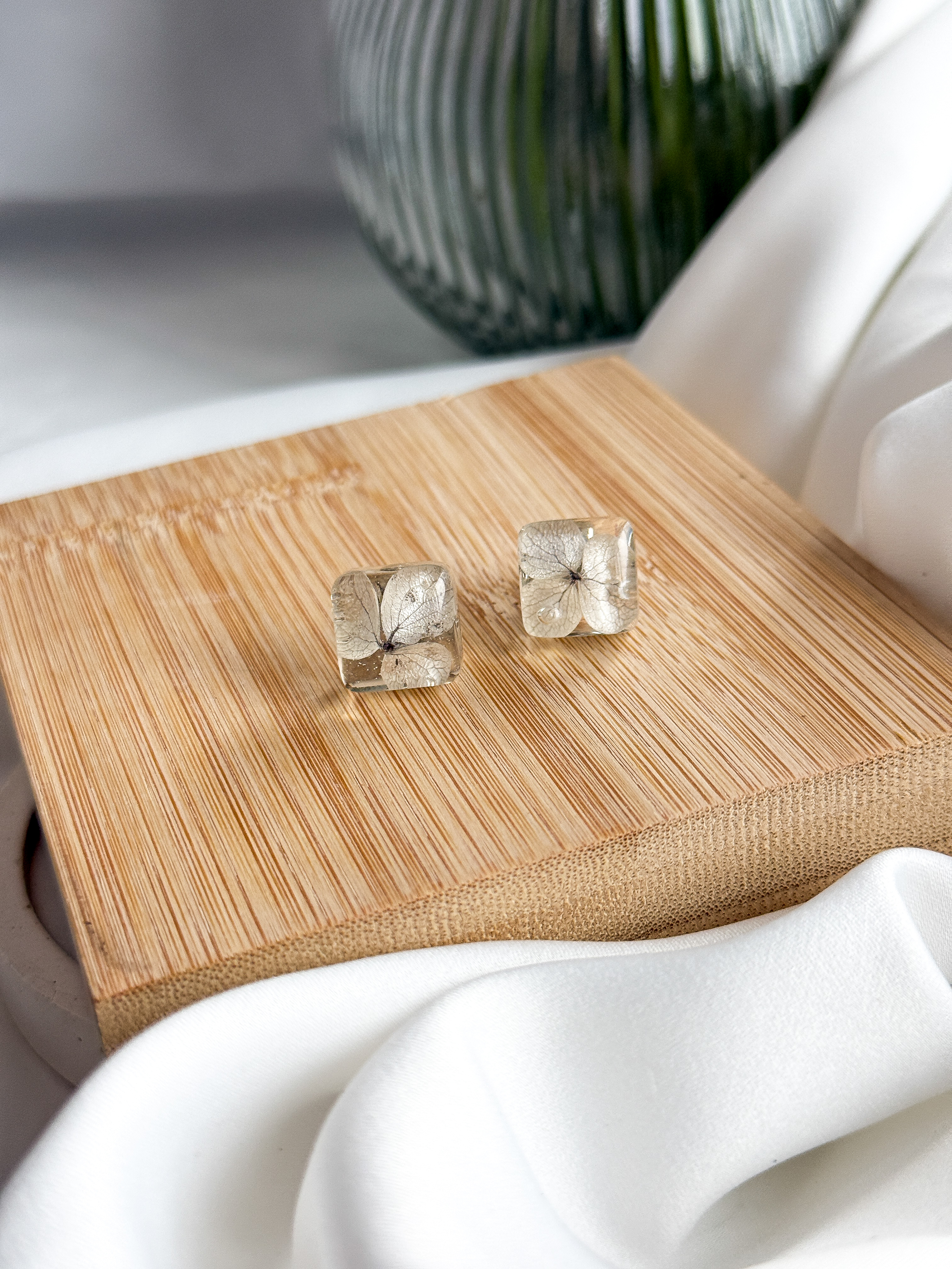 Серьги-гвоздики с гортензией