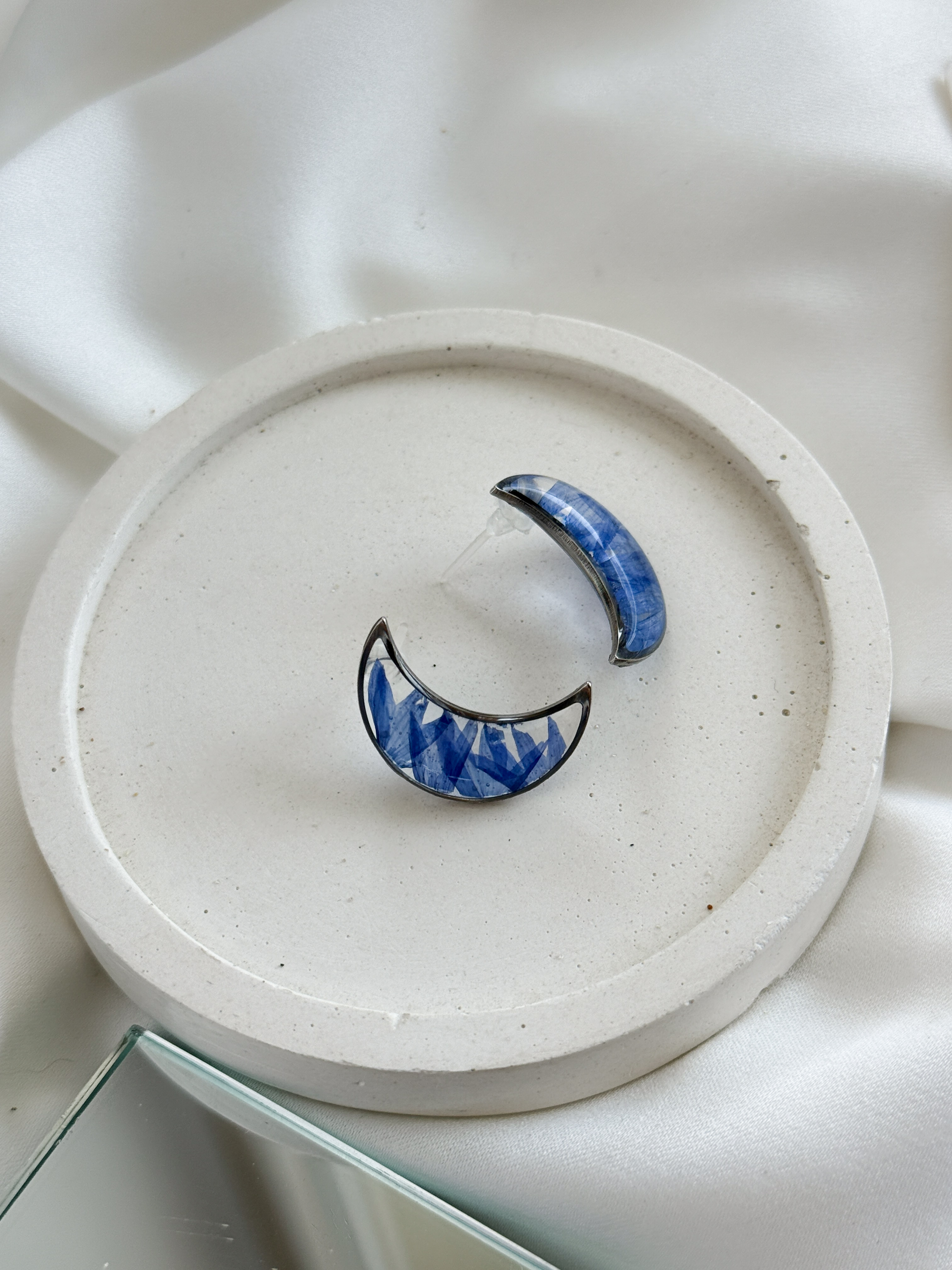 Серьги-гвоздики полумесяц с васильком