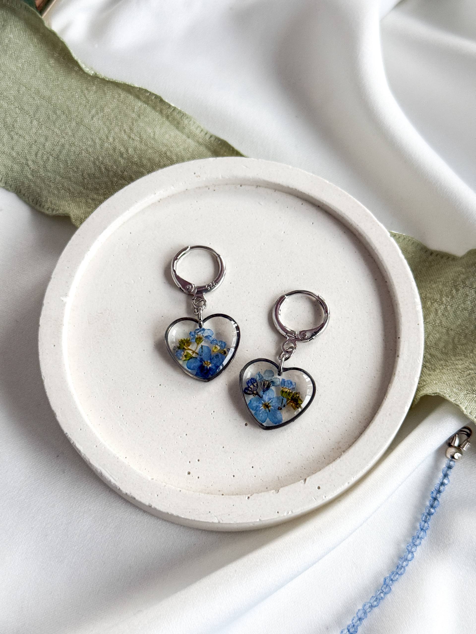 Серьги-сердечки с незабудкой
