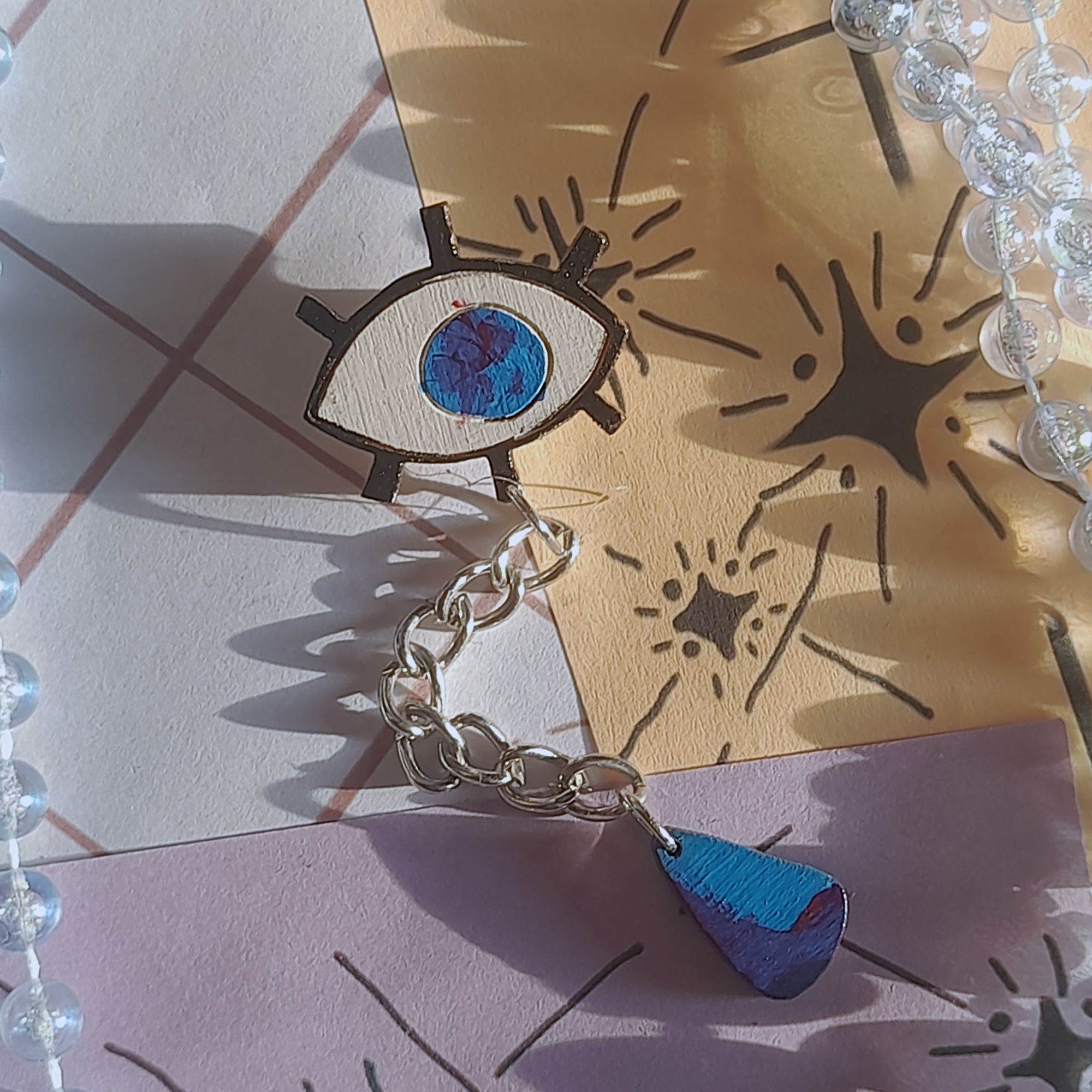 значок деревянный с цепочкой "глаз"