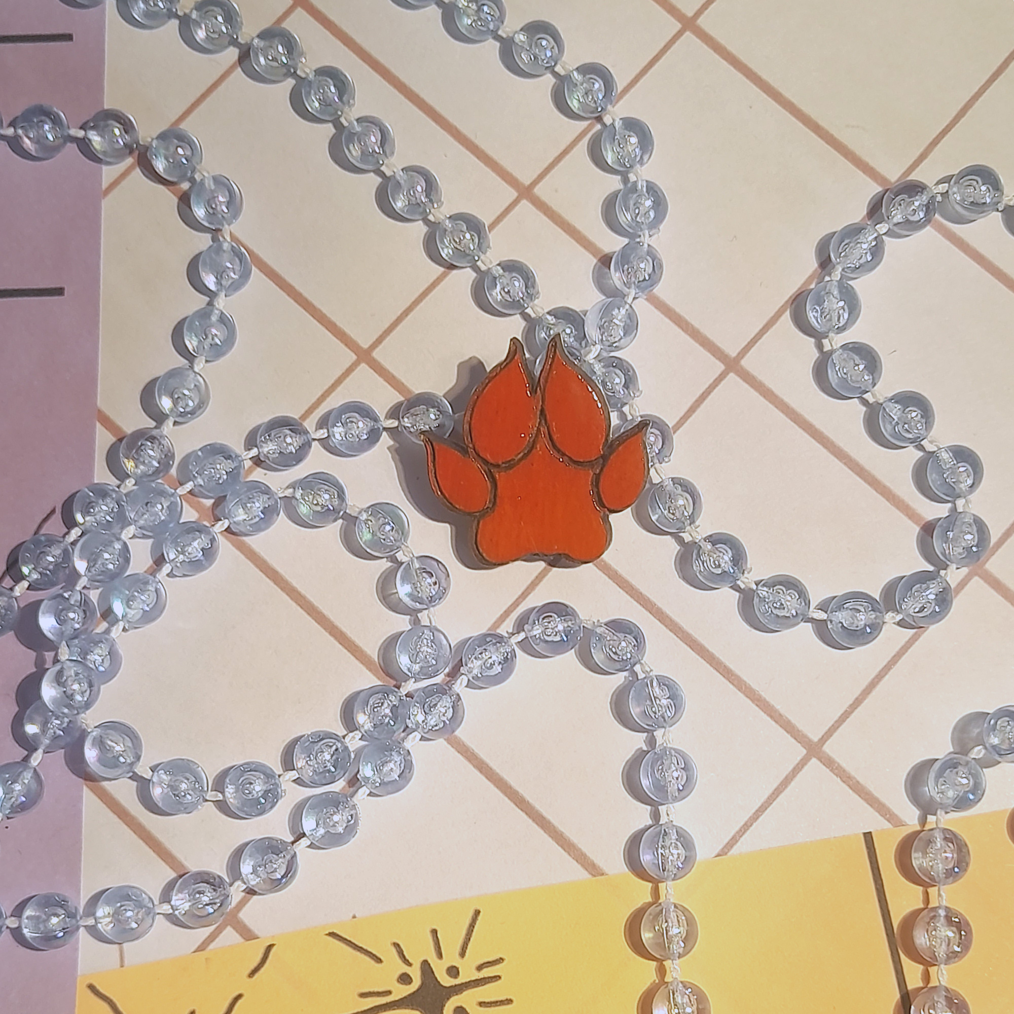 значок деревянный "лапка"