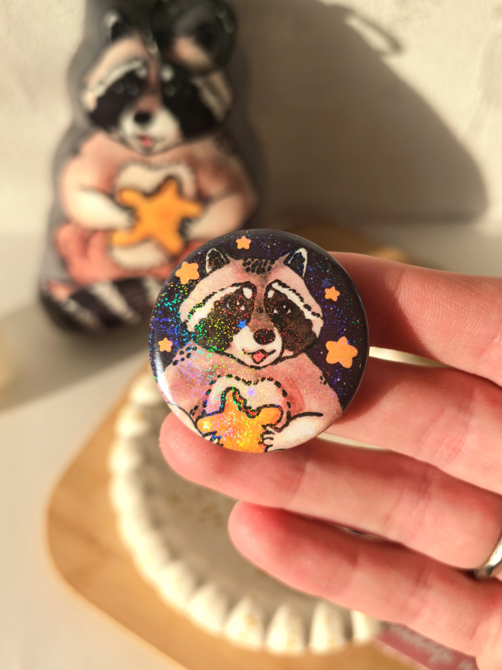 Значок енот, 37 мм