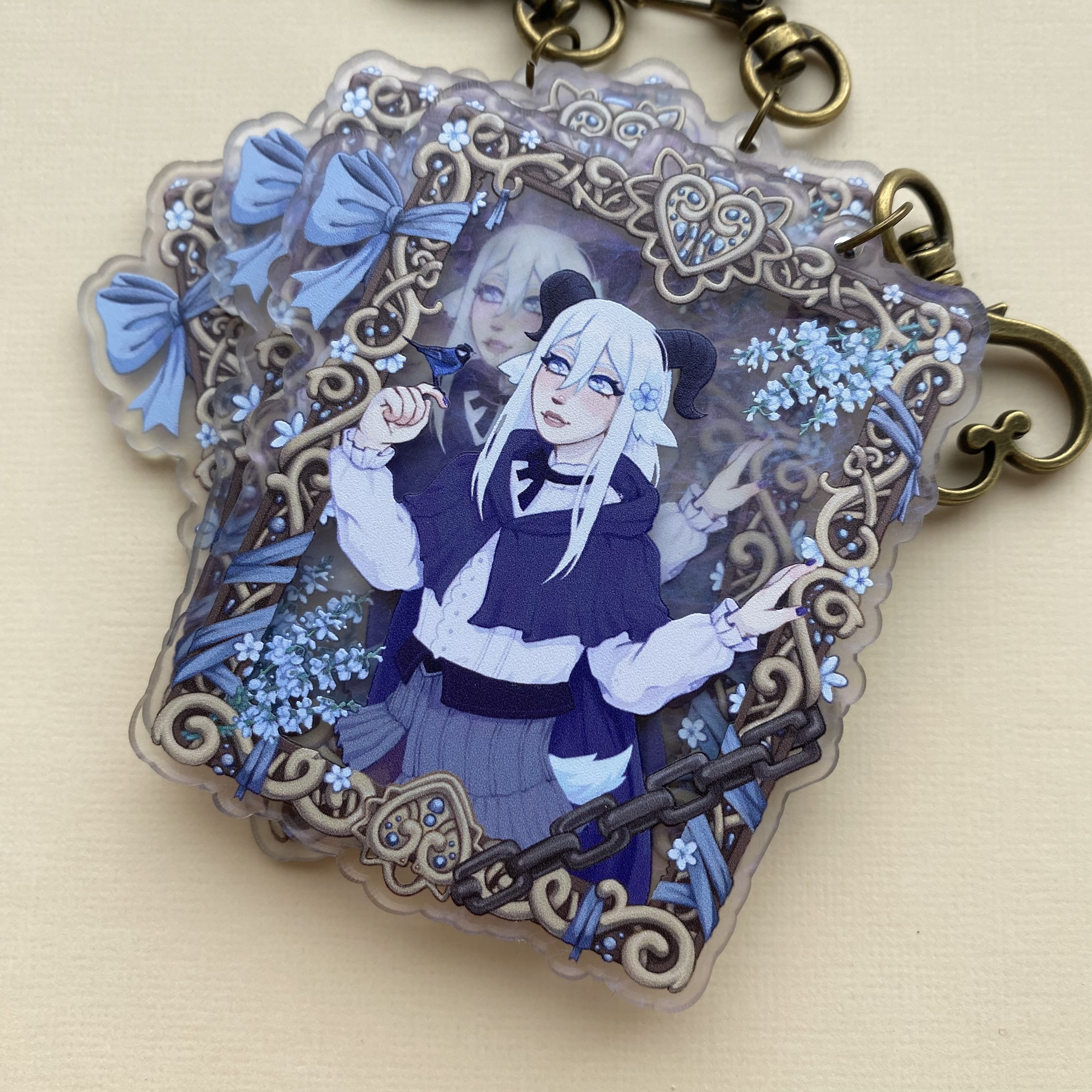 Брелок на цветном акриле Канаде козочка