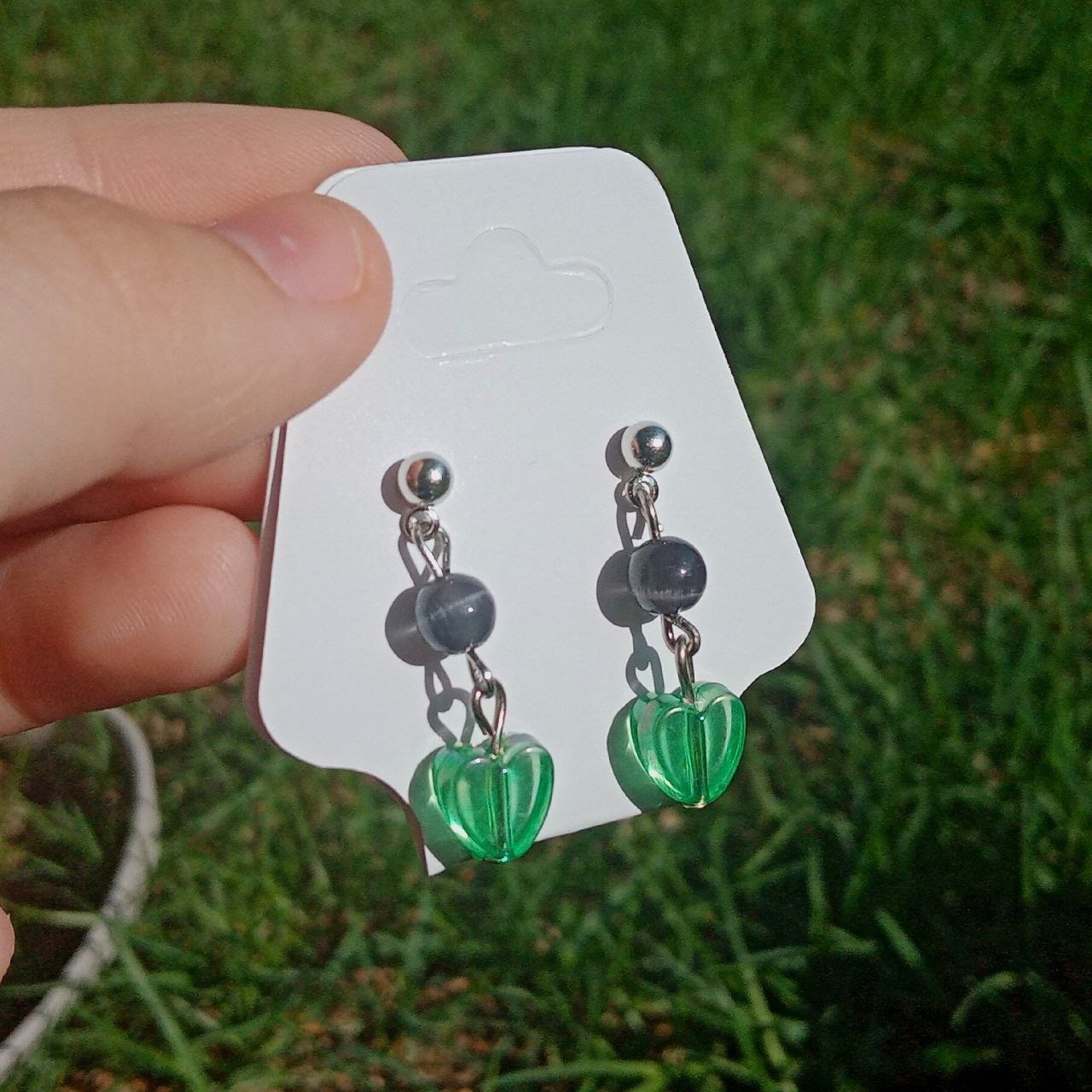 Серьги гвоздики с зелеными сердечками