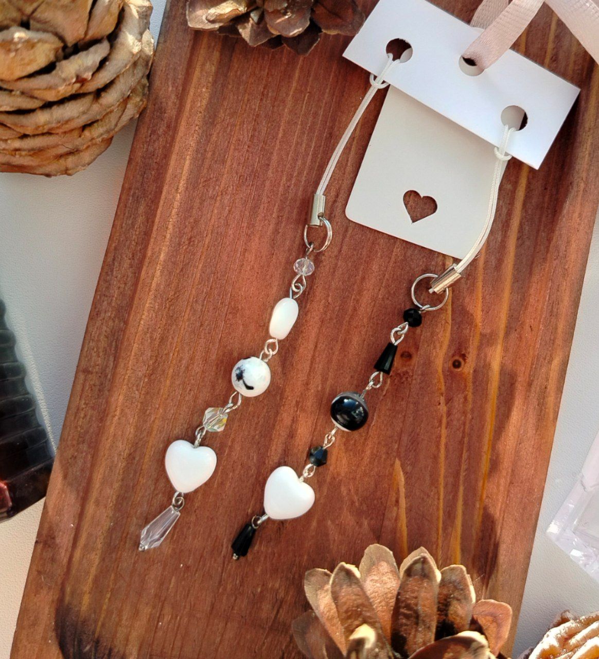 Парные брелки на нити чёрный-белый