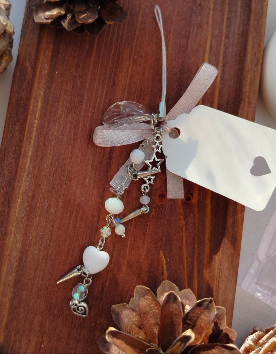 Брелок на нити белый с шипами