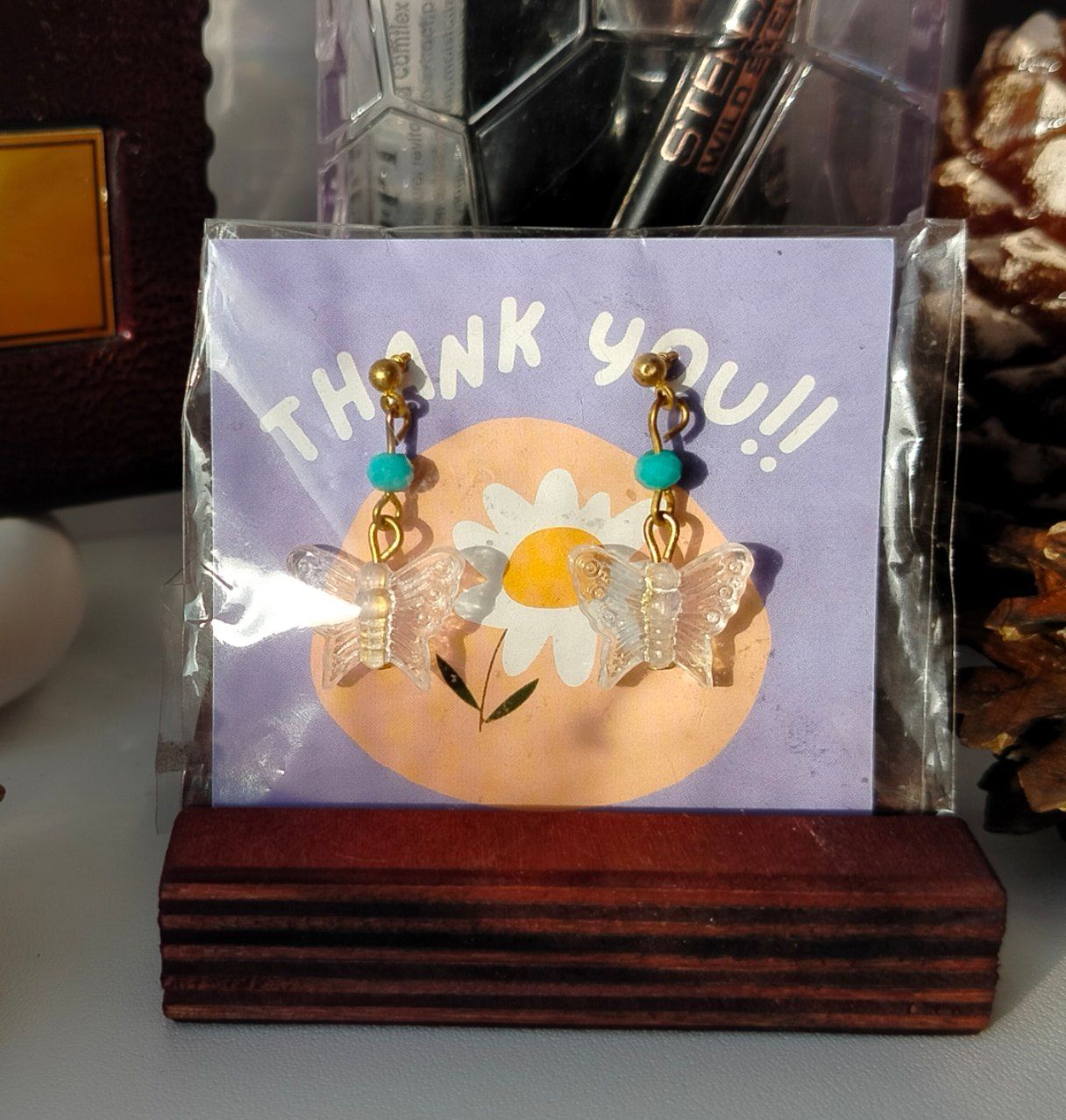 Серьги гвоздики с бабочками скидка