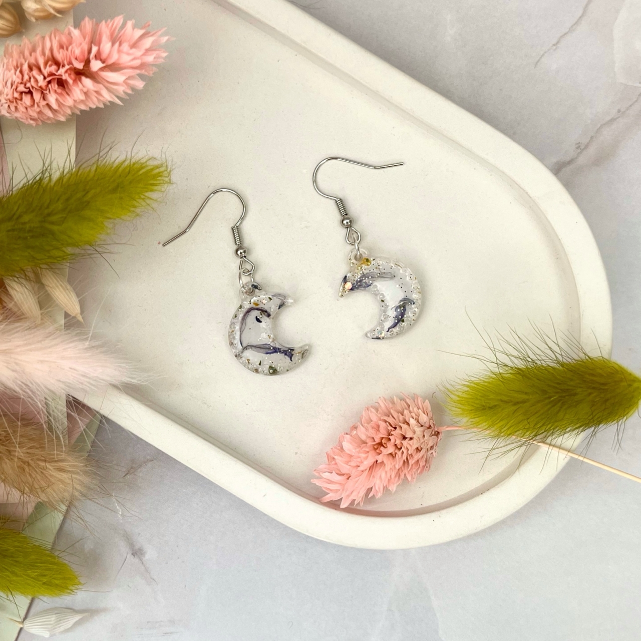 Серьги "Белая луна" с лепестками цветов