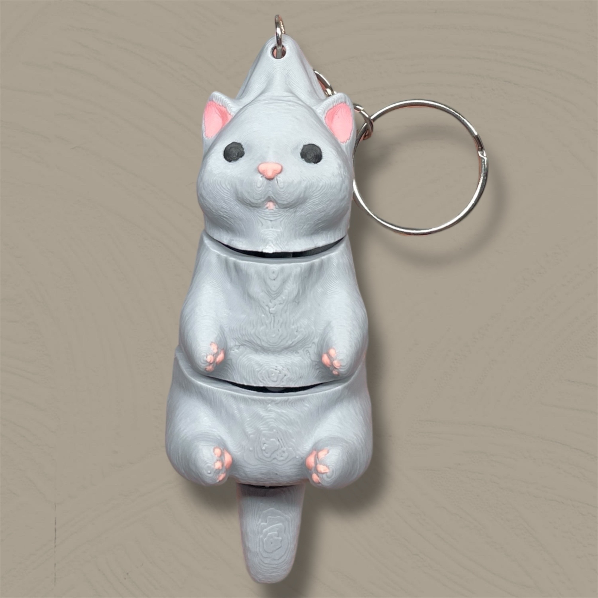 Кот на спинке серый