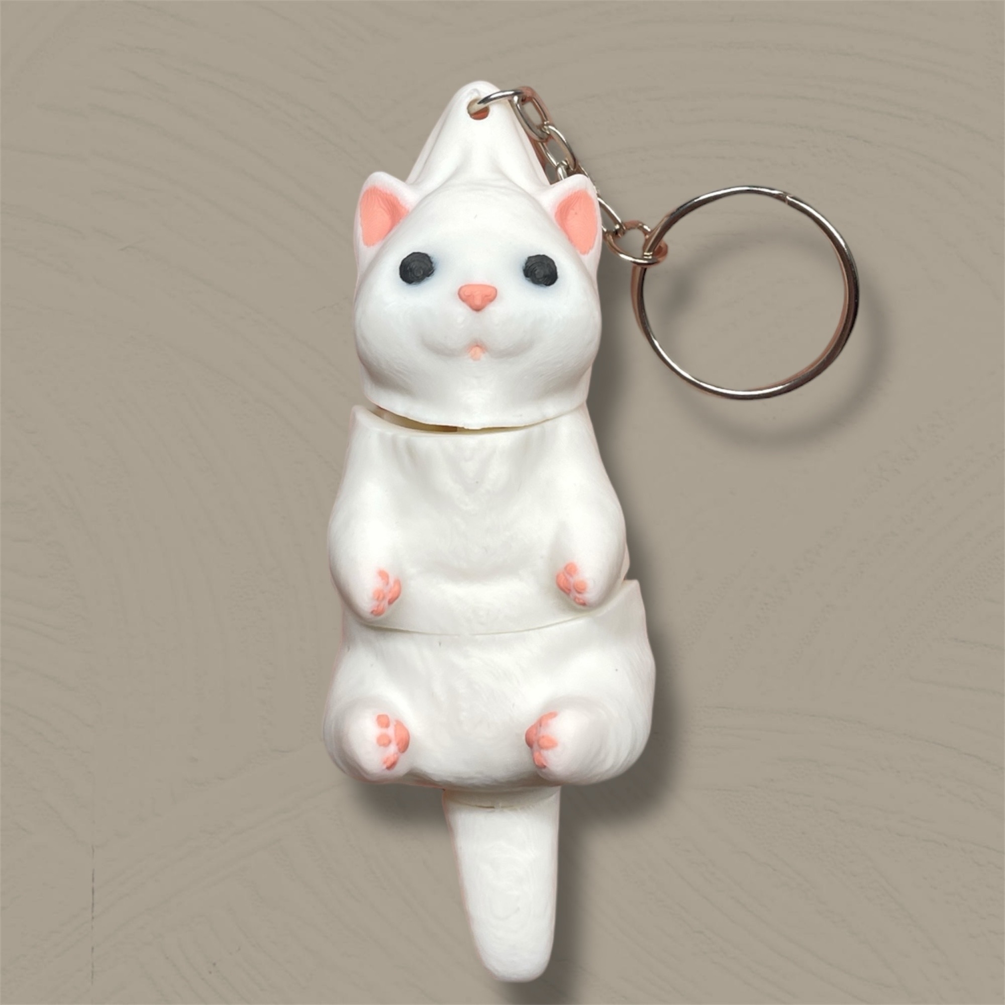 Кот на спинке белый