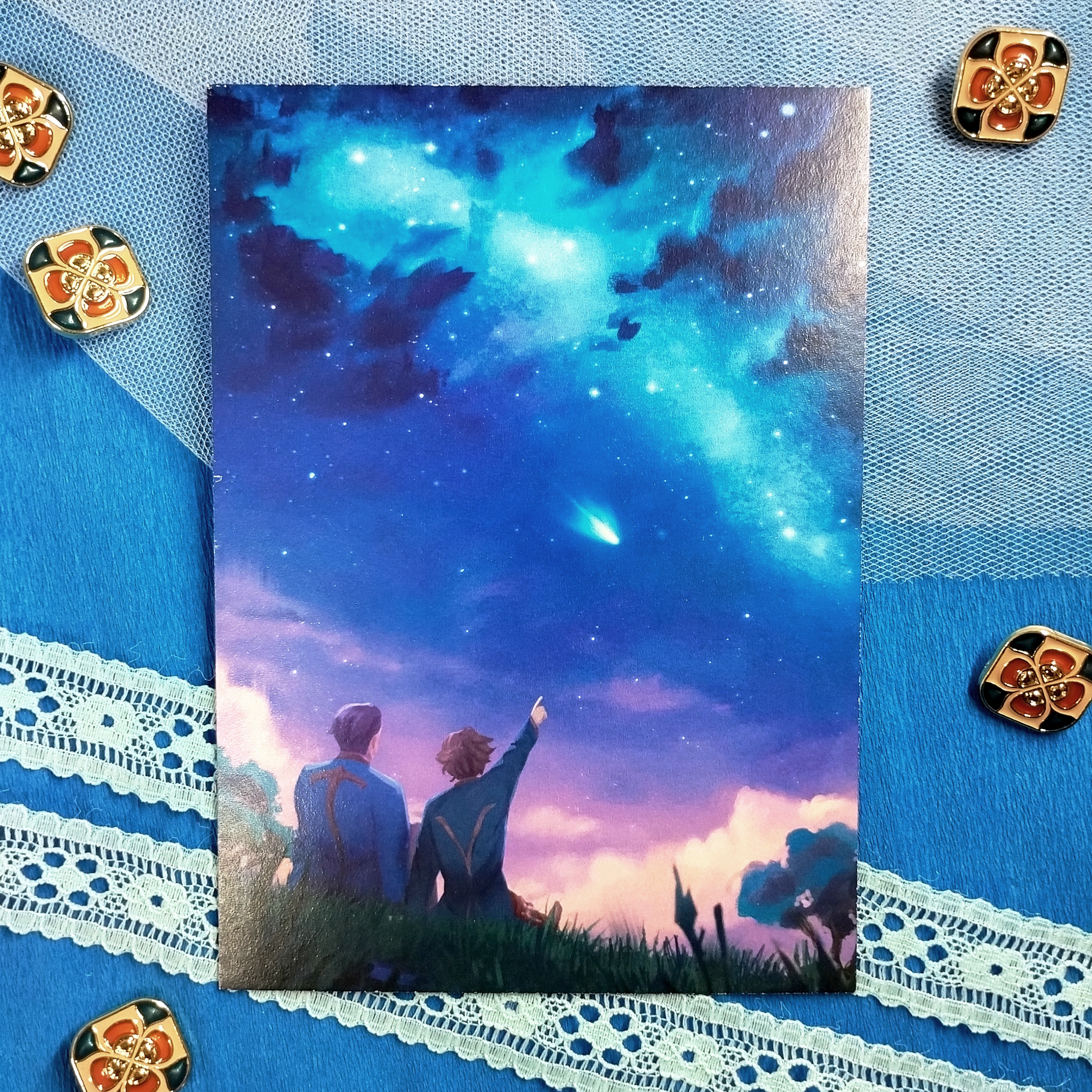 Сидят показывают на небо