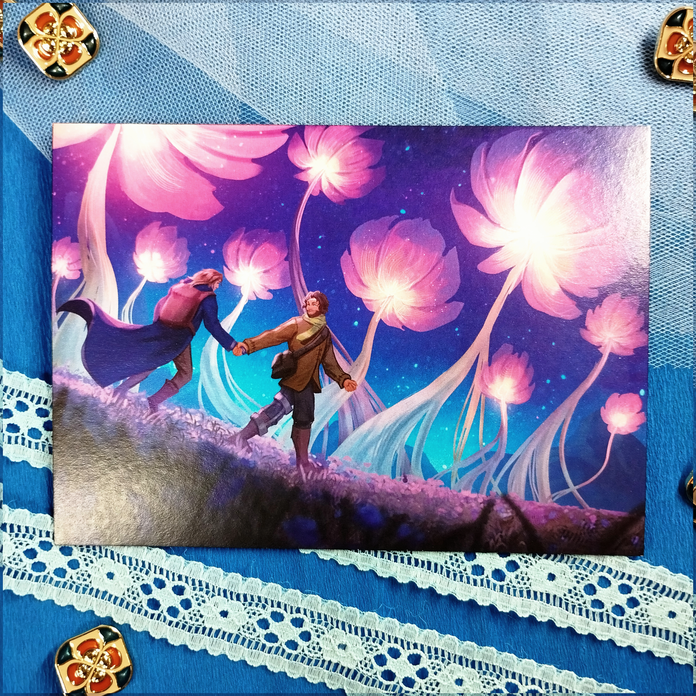 Идут по полю с цветами