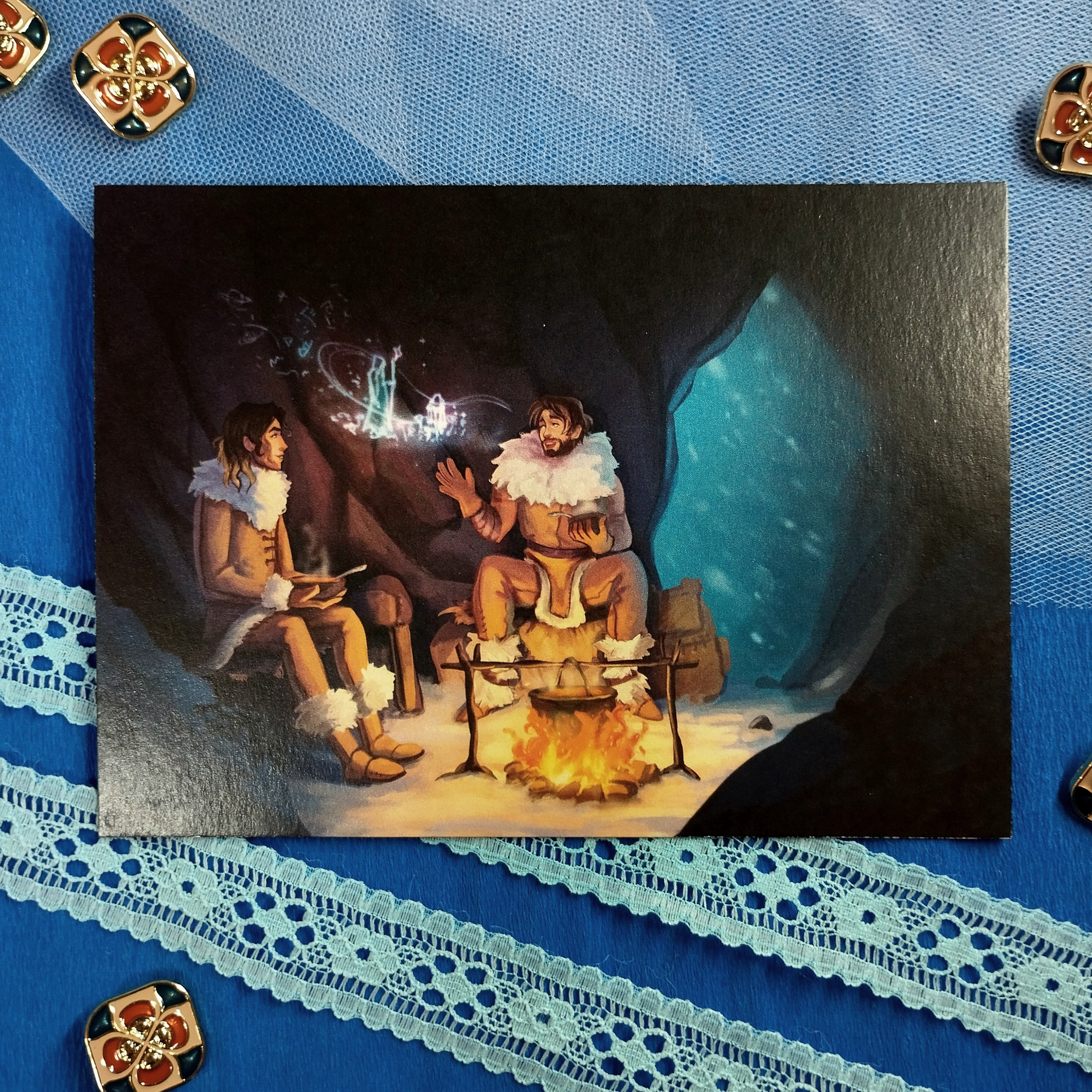 Сидят в пещере с костром