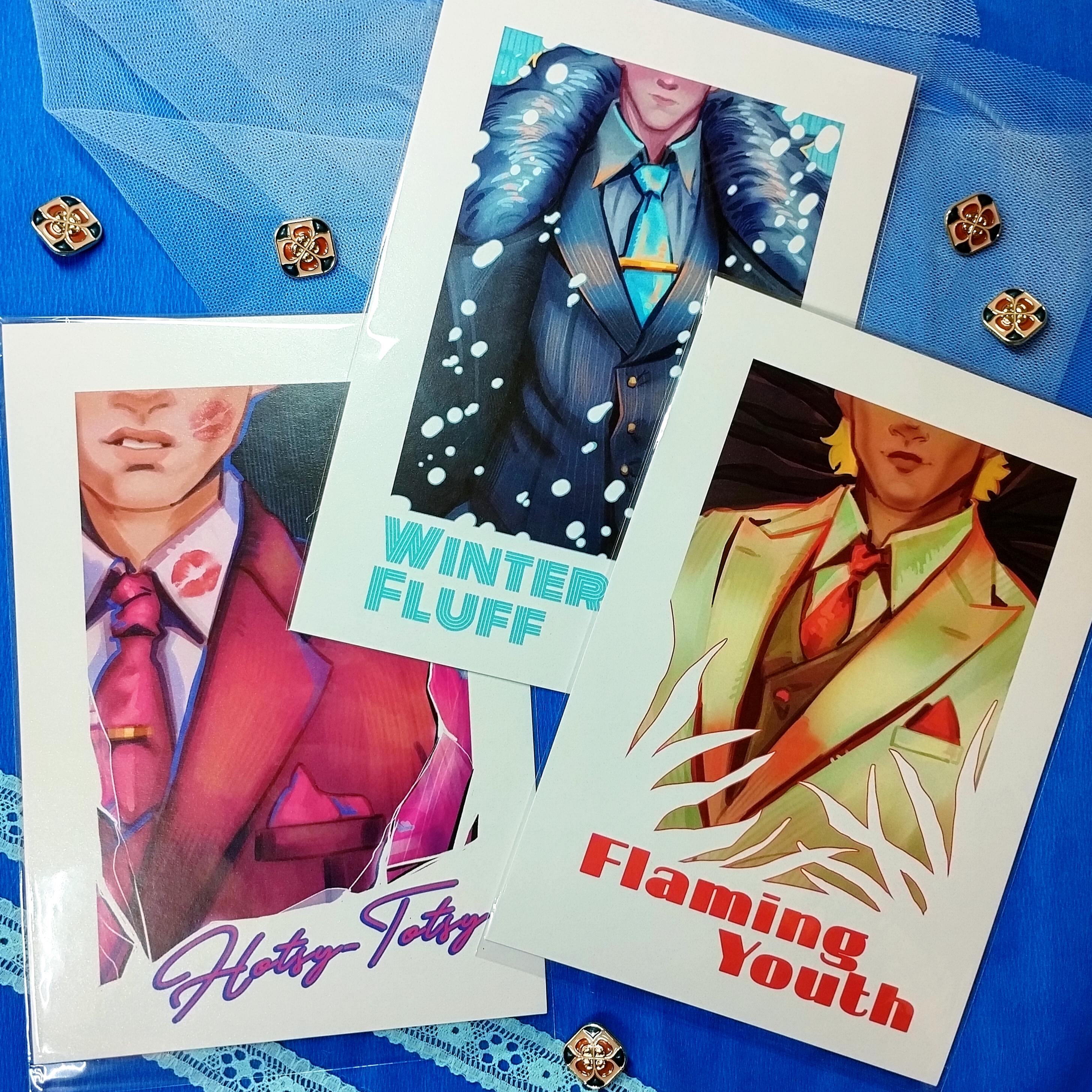 Трое парней в костюмах один набор