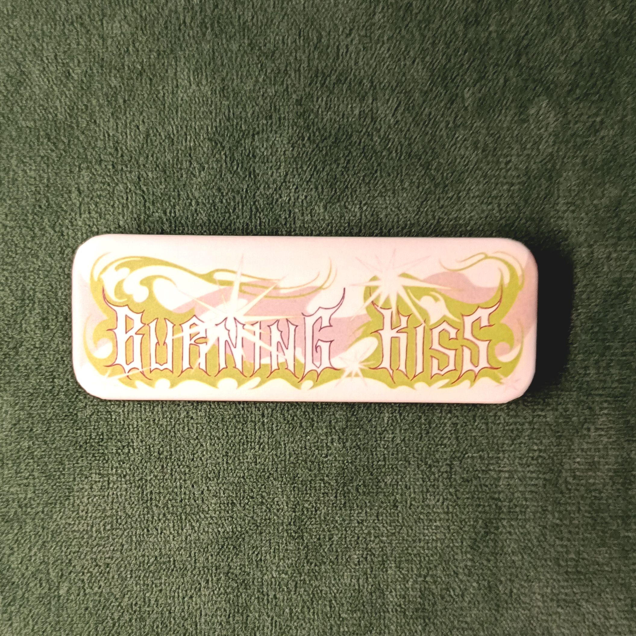 Значок-бейдж "Обжигающий Поцелуй"