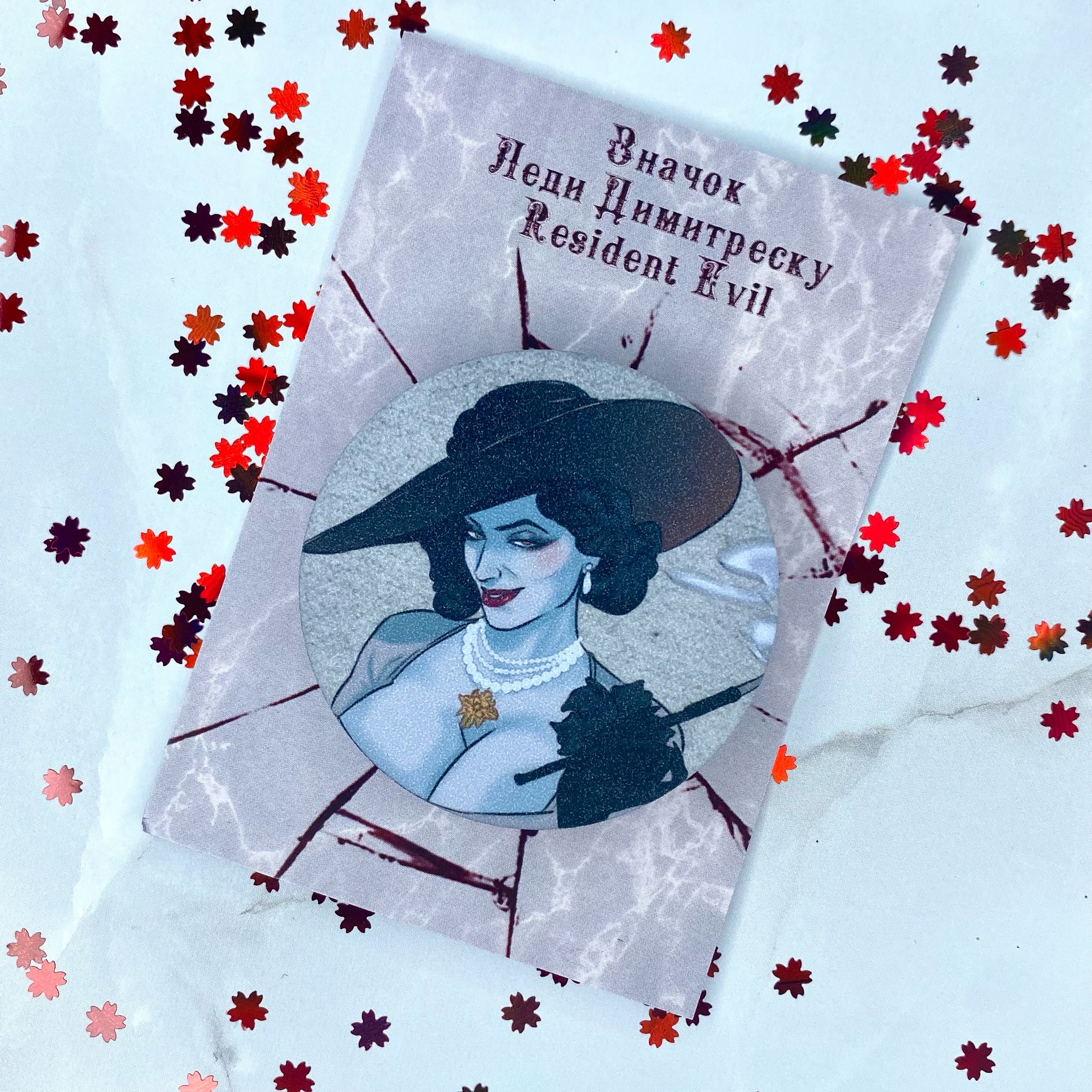 Значок Леди Димитреску Обитель зла / Resident Evil (беж)