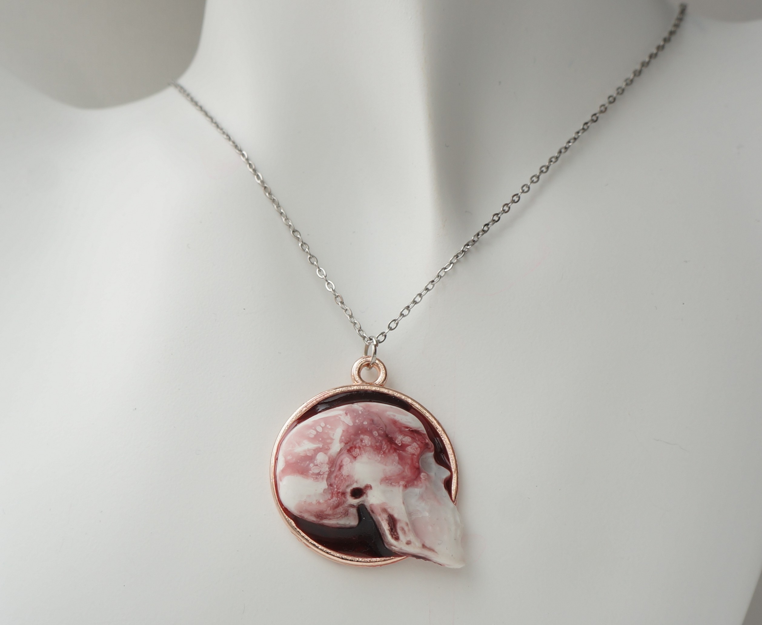 Медальон с черепком