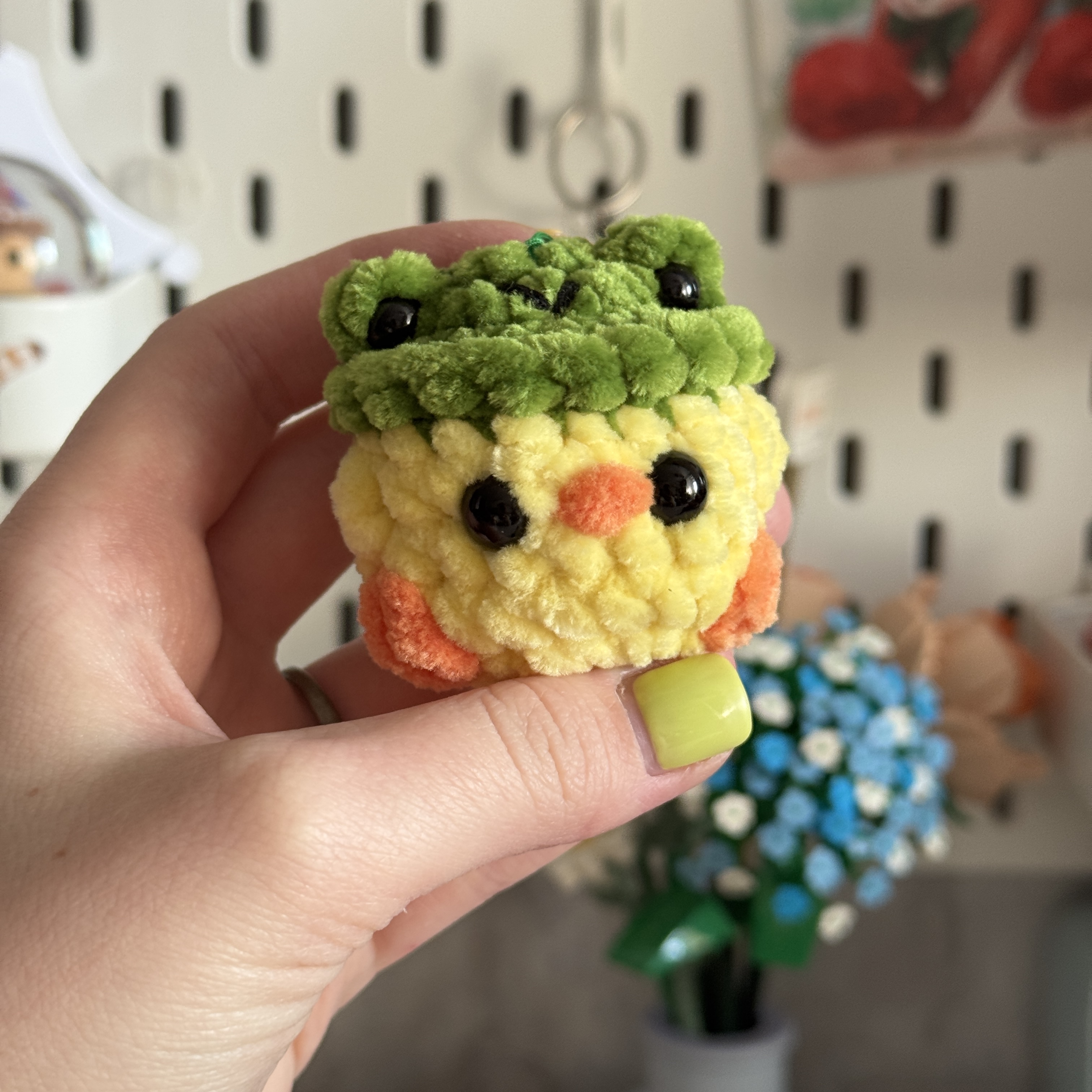 В шапке мини 1