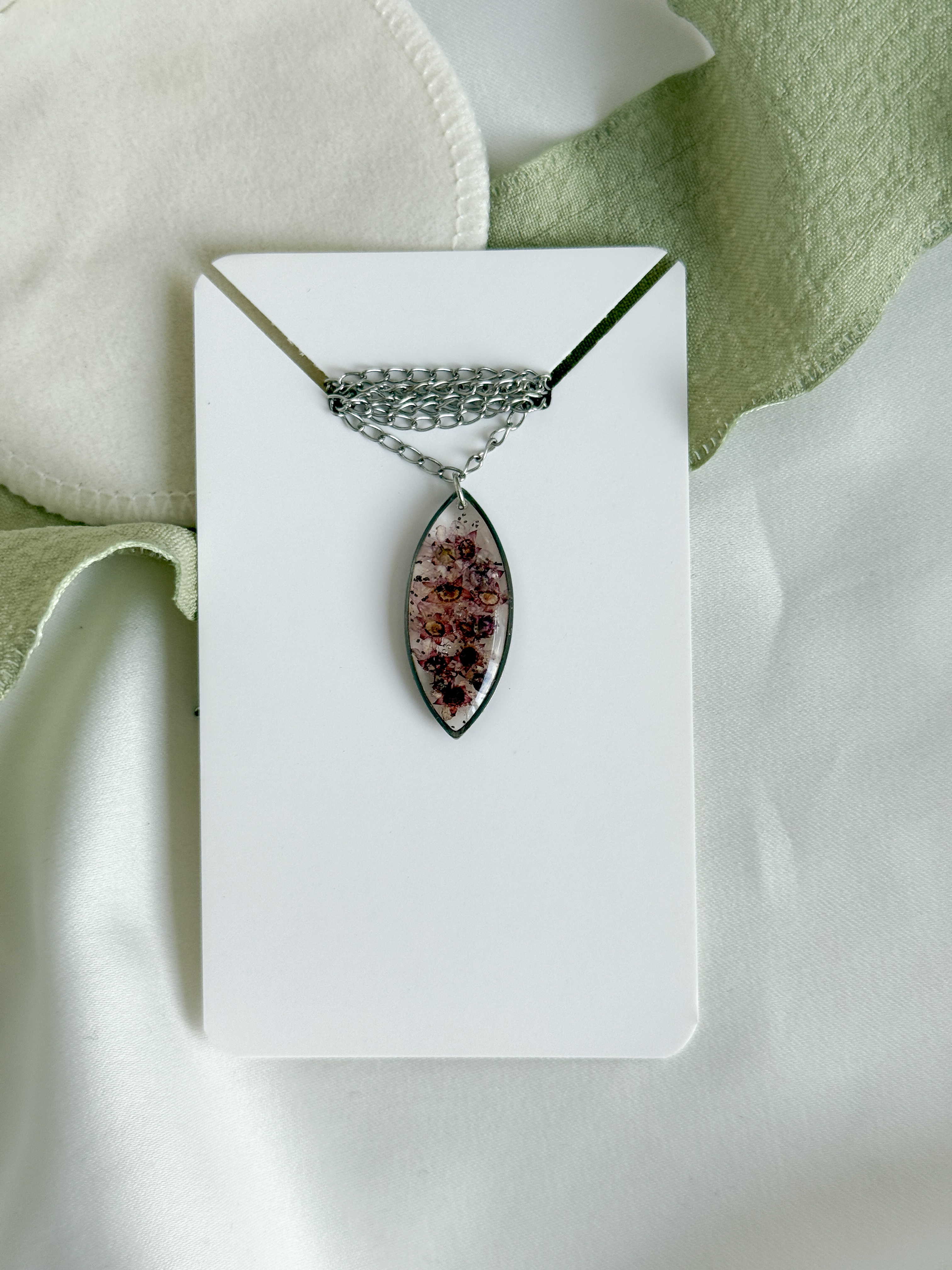 Кулон овальный со спиреей