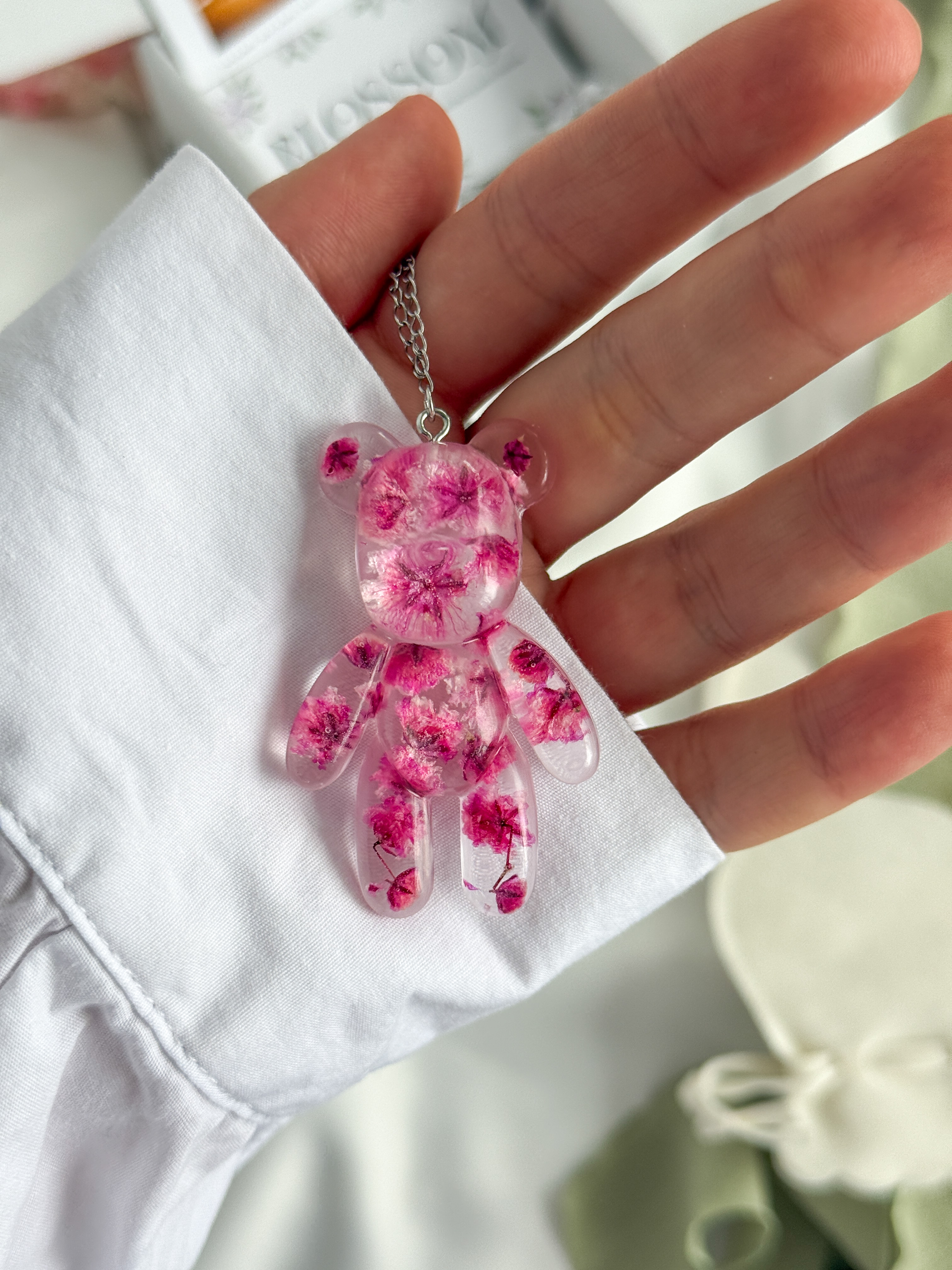 Кулон медвеженок с розовой гипсофилой