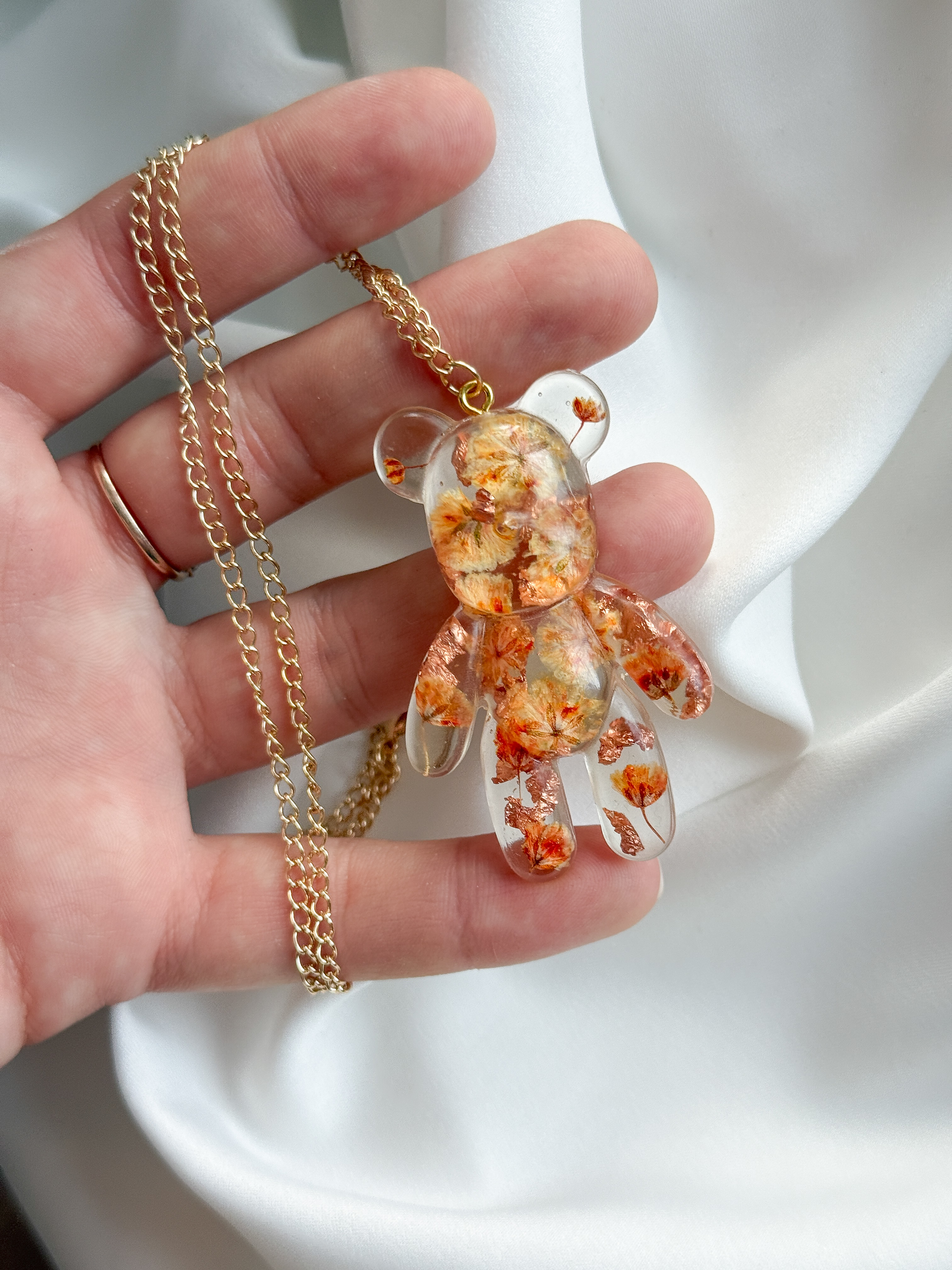 Кулон медвеженок с оранжевой гипсофилой