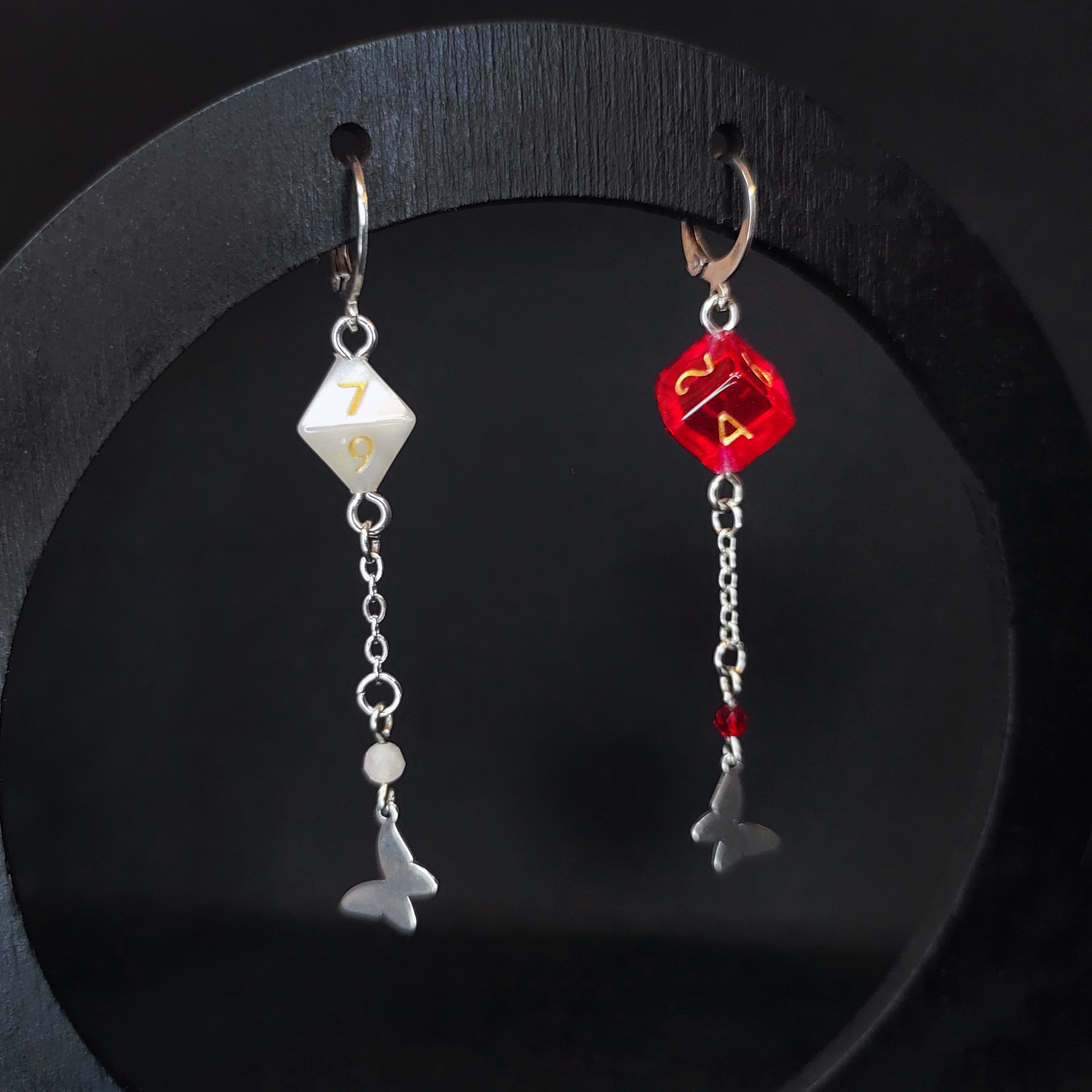 Серьги днд "д8" и "д6" бело-красные (нерж. сталь)