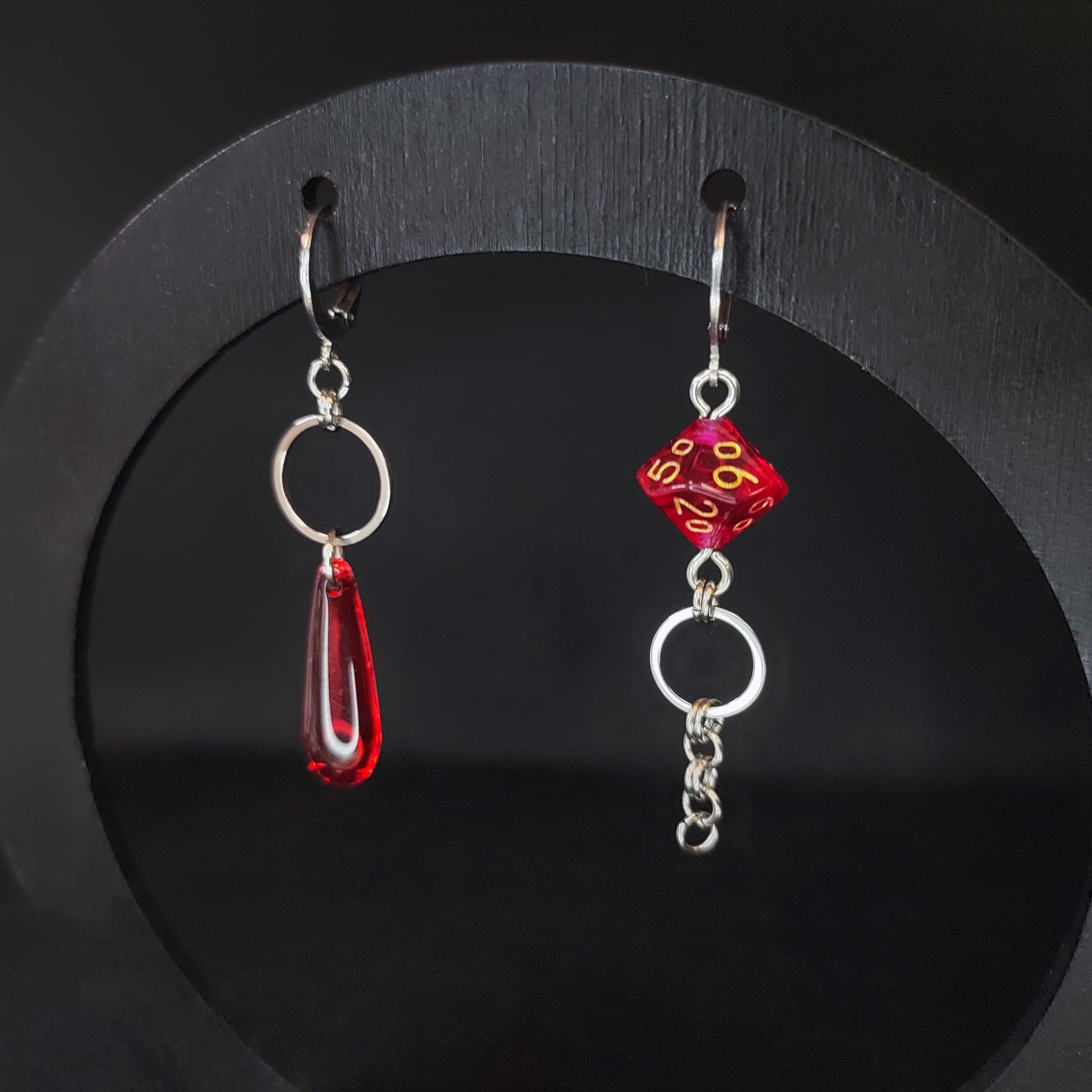 Серьги днд "д100" красные (нерж. сталь)