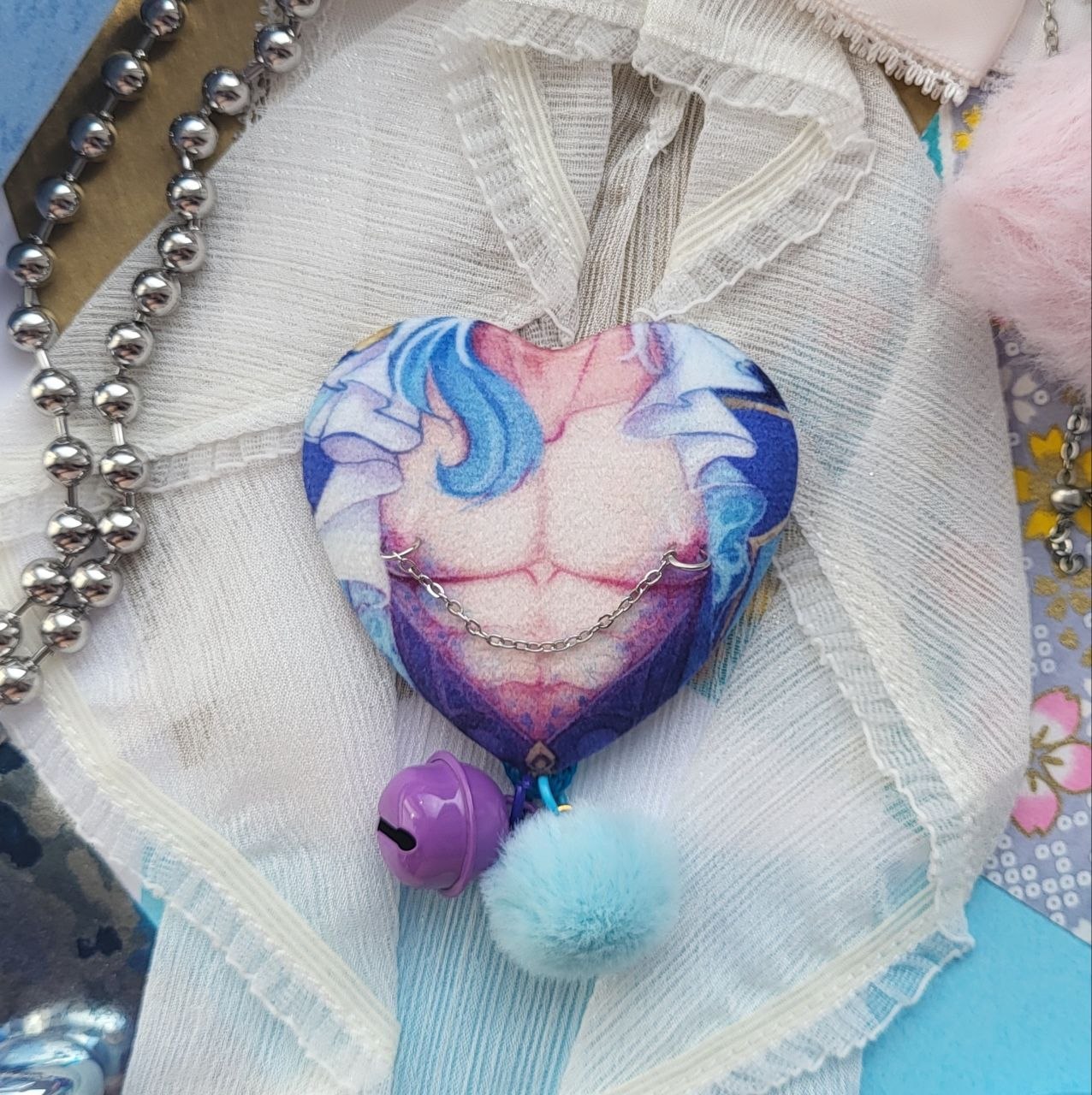 Значок "Неви" плюш с пирсингом и подвесками