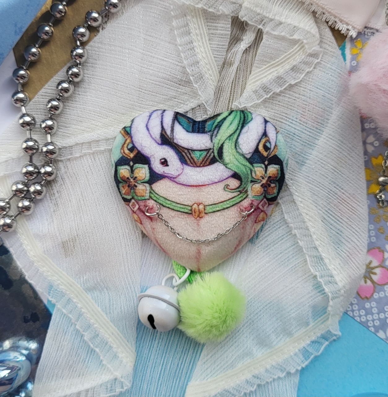 Значок "Байчжу" плюш с пирсингом и подвесками