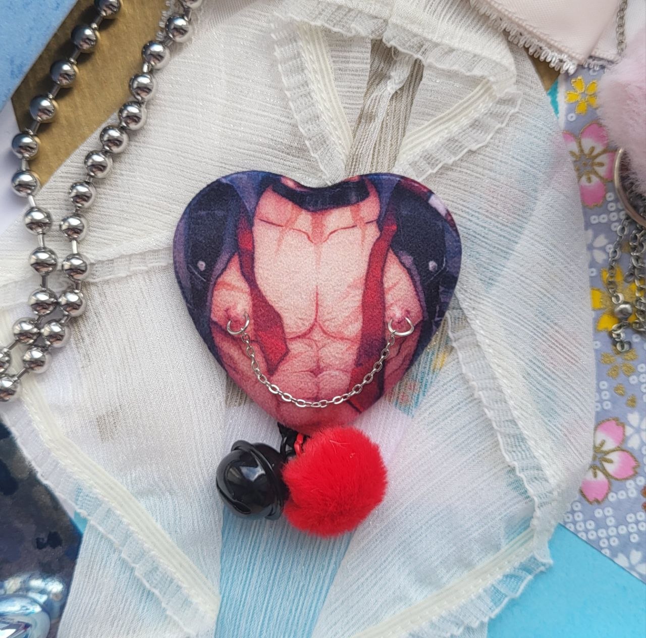 Значок "Ризли" плюш с пирсингом и подвесками