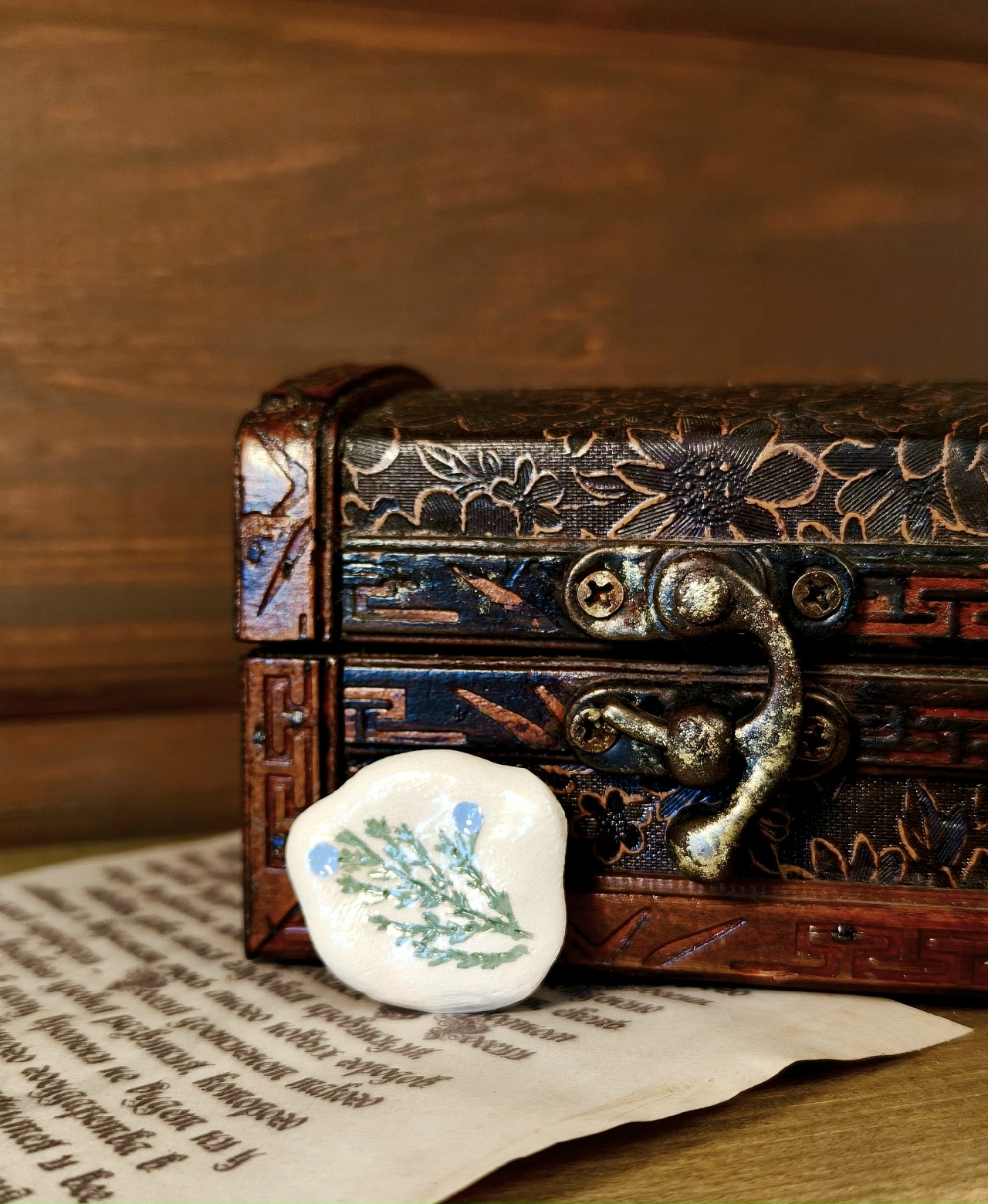 Брошь "Можжевельник"